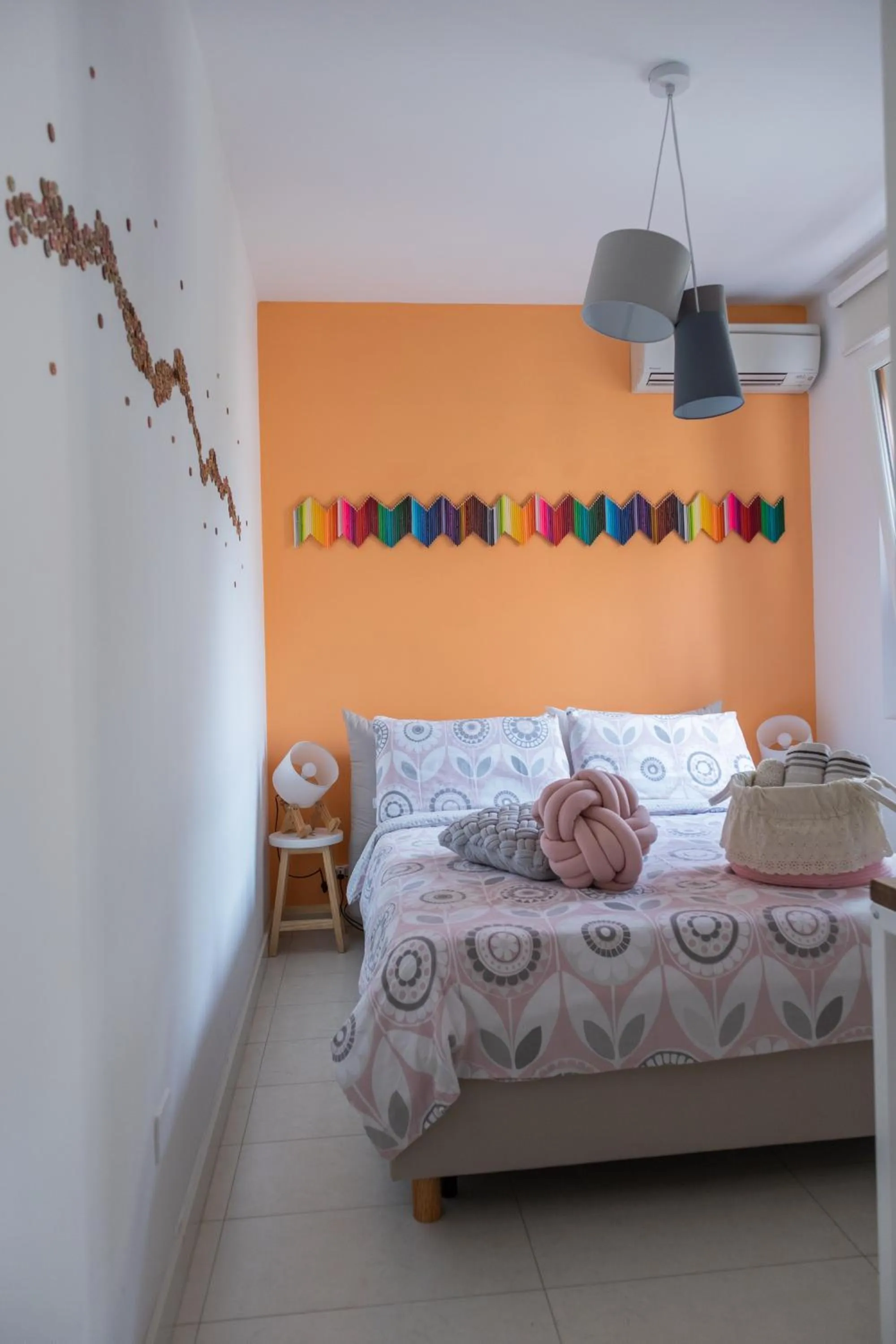 Photo of the whole room, Bed in Intra Rooms