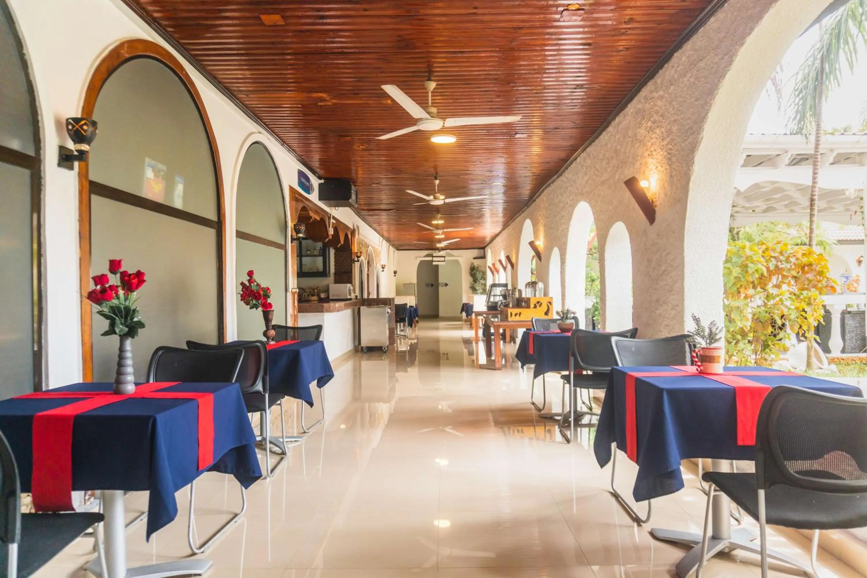 Restaurant/places to eat in Best Western Jangwani Sea Breeze Resort