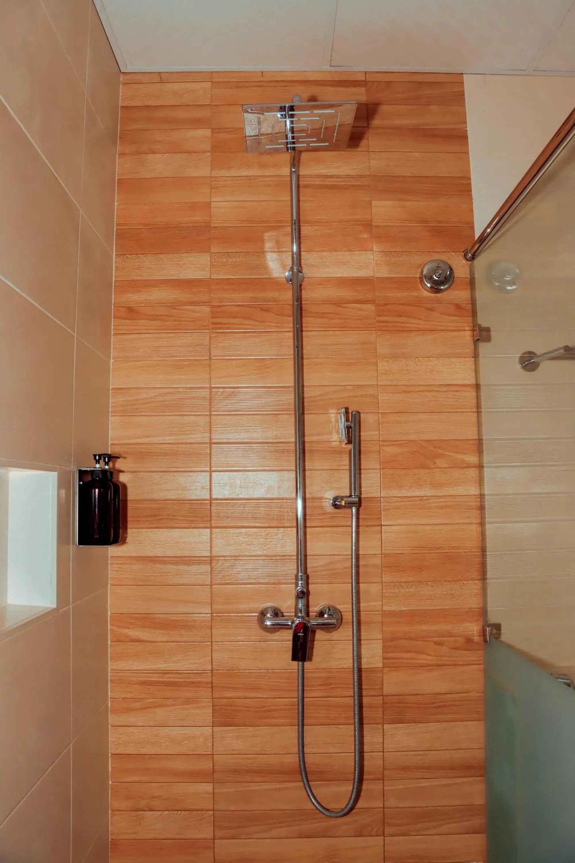 Shower in Best Western Jangwani Sea Breeze Resort