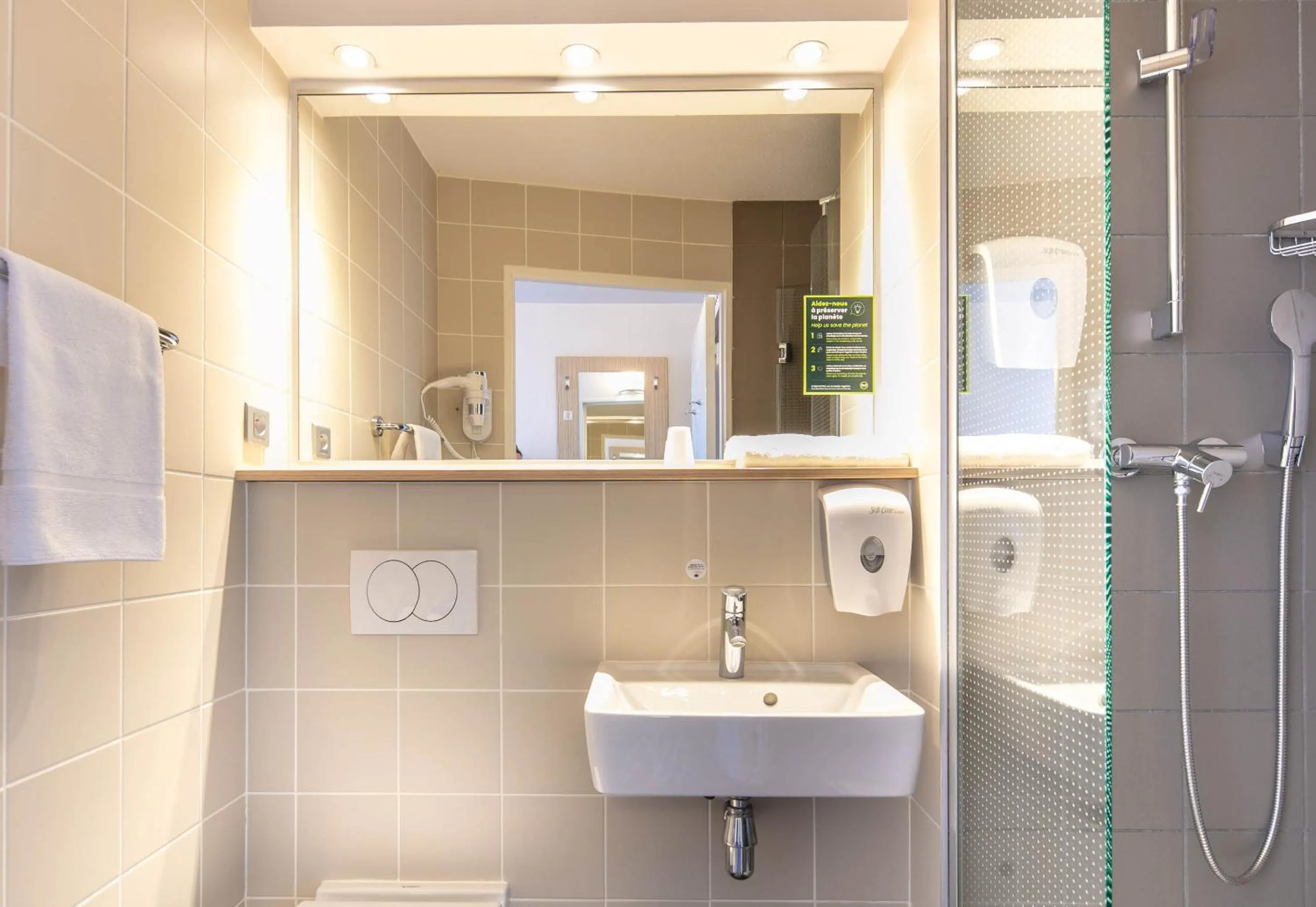 Bathroom in B&B HOTEL Lyon Aéroport Saint-Quentin-Fallavier