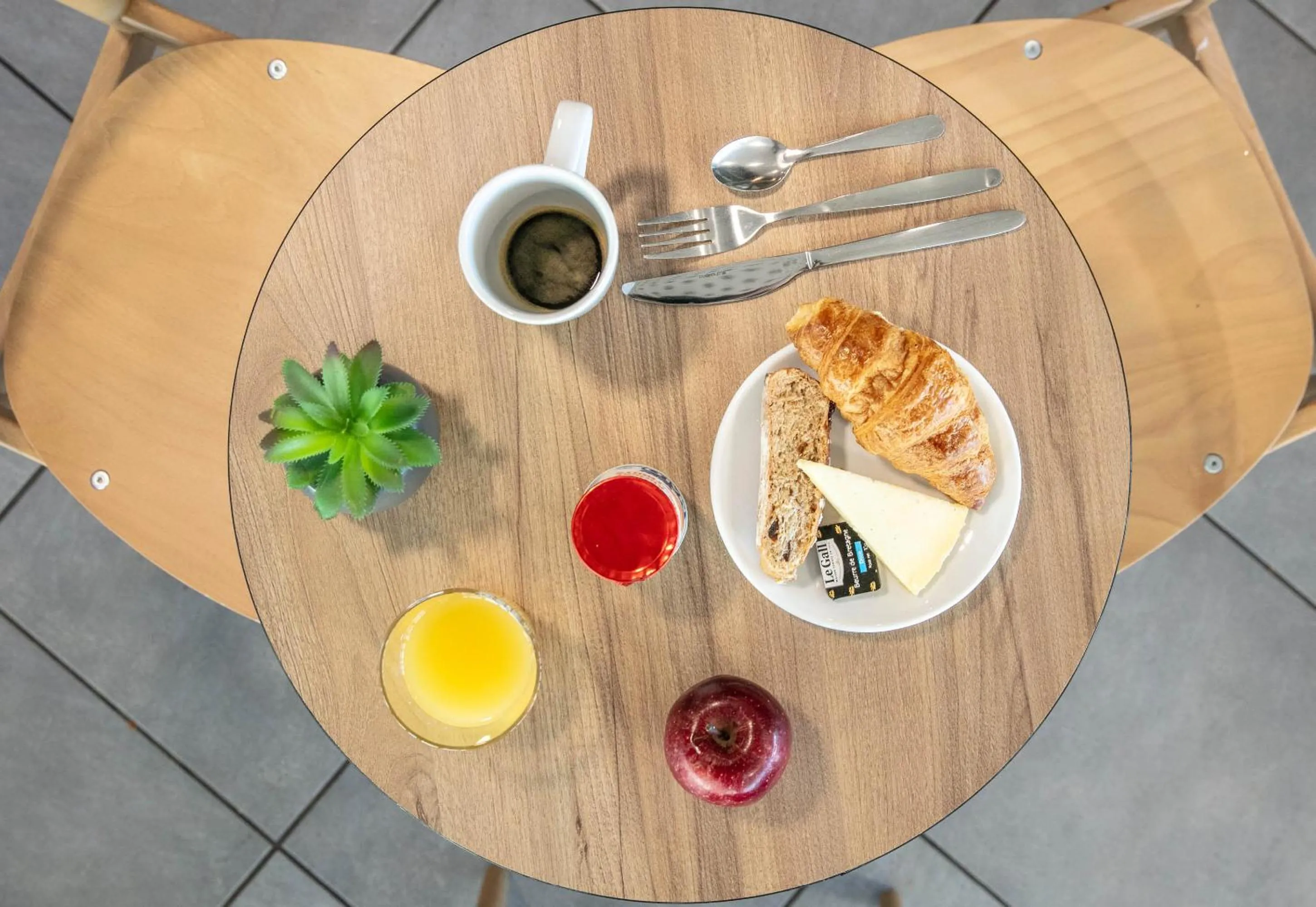 Breakfast in B&B HOTEL Lyon Aéroport Saint-Quentin-Fallavier