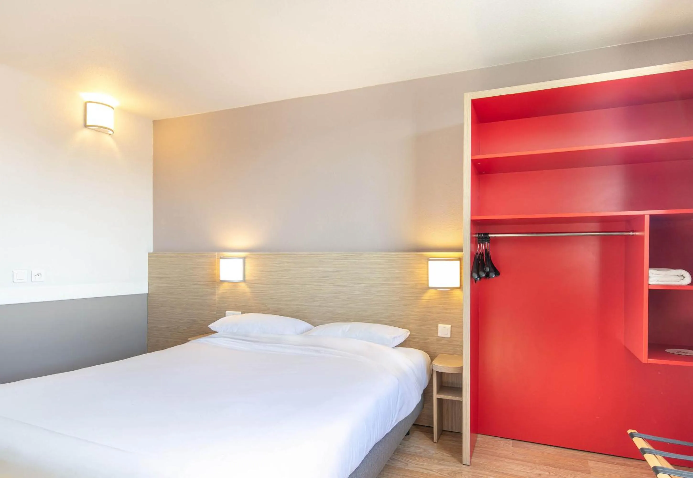 Bedroom, Bed in B&B HOTEL Lyon Aéroport Saint-Quentin-Fallavier