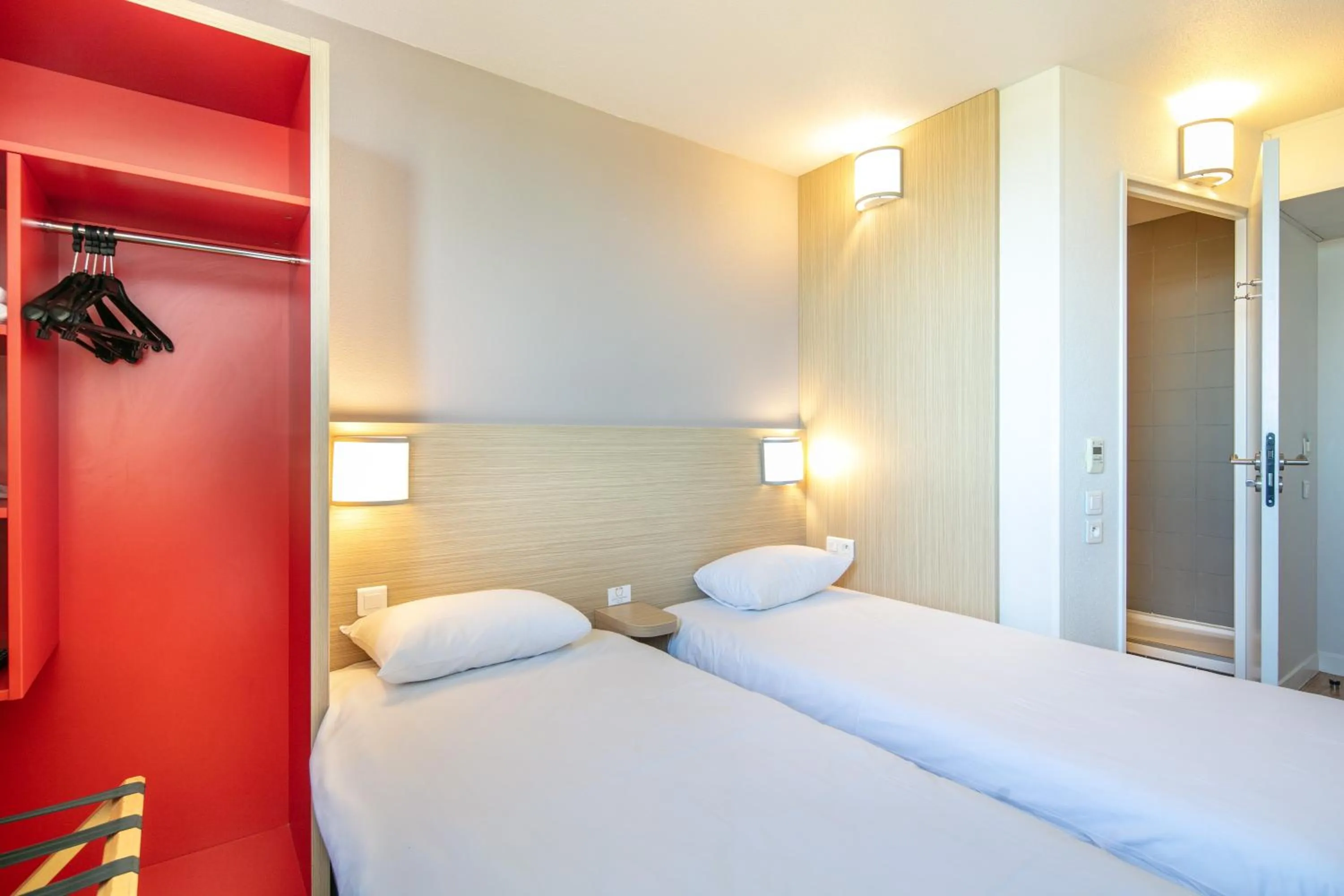 Bed in B&B HOTEL Lyon Aéroport Saint-Quentin-Fallavier