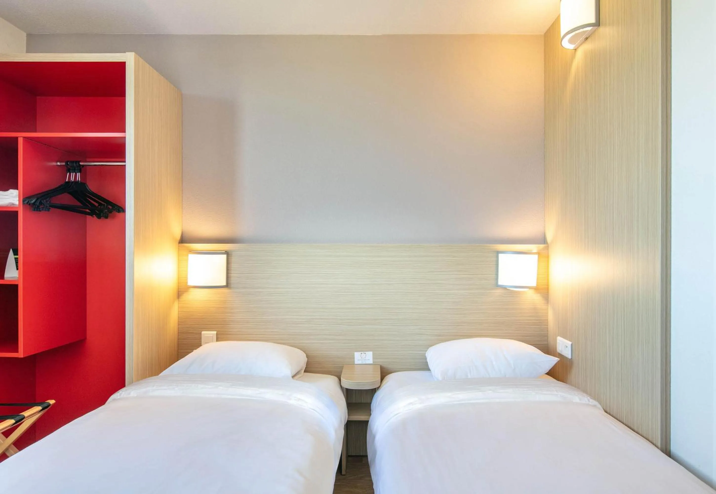 Bedroom, Bed in B&B HOTEL Lyon Aéroport Saint-Quentin-Fallavier