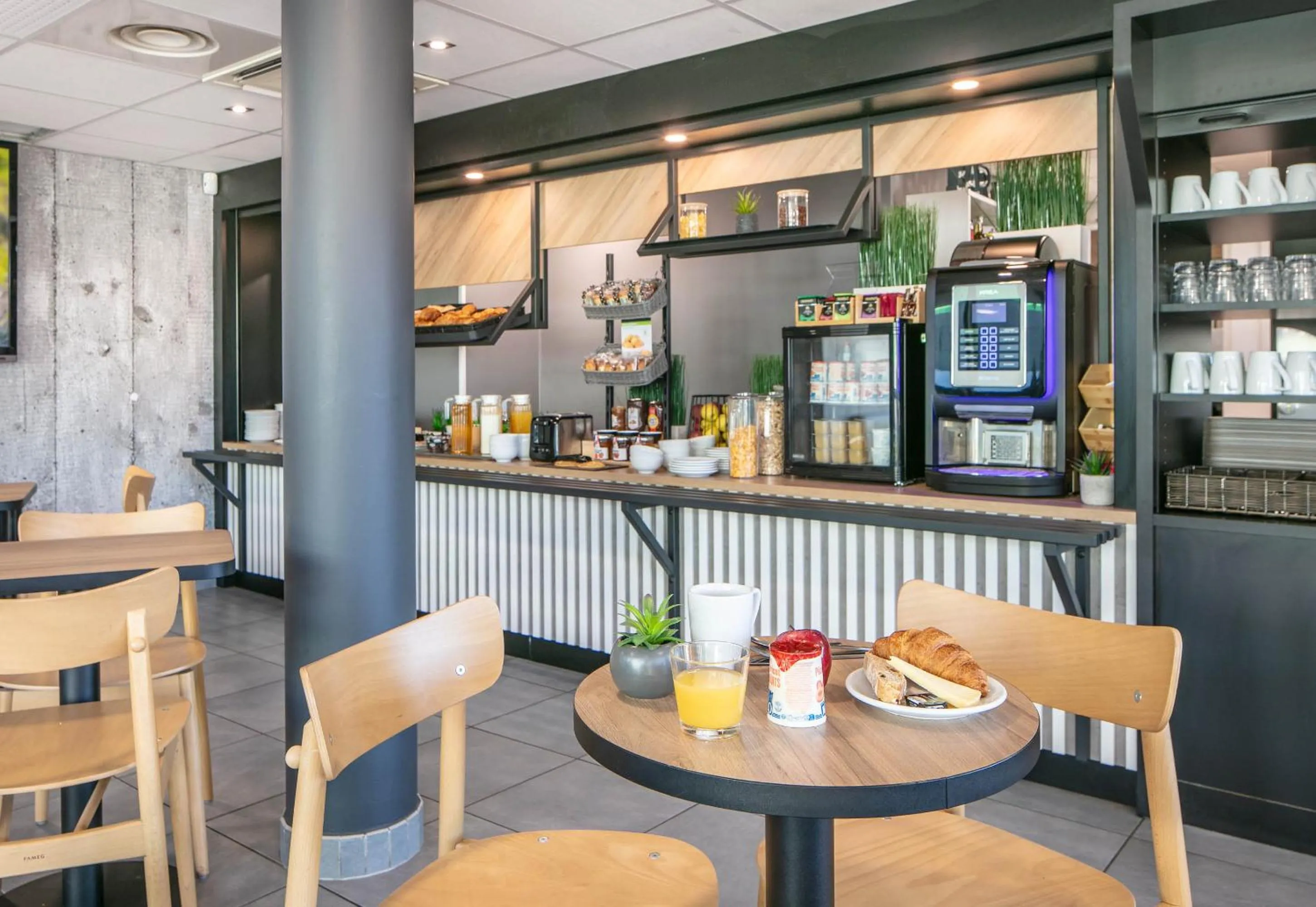 Breakfast in B&B HOTEL Lyon Aéroport Saint-Quentin-Fallavier