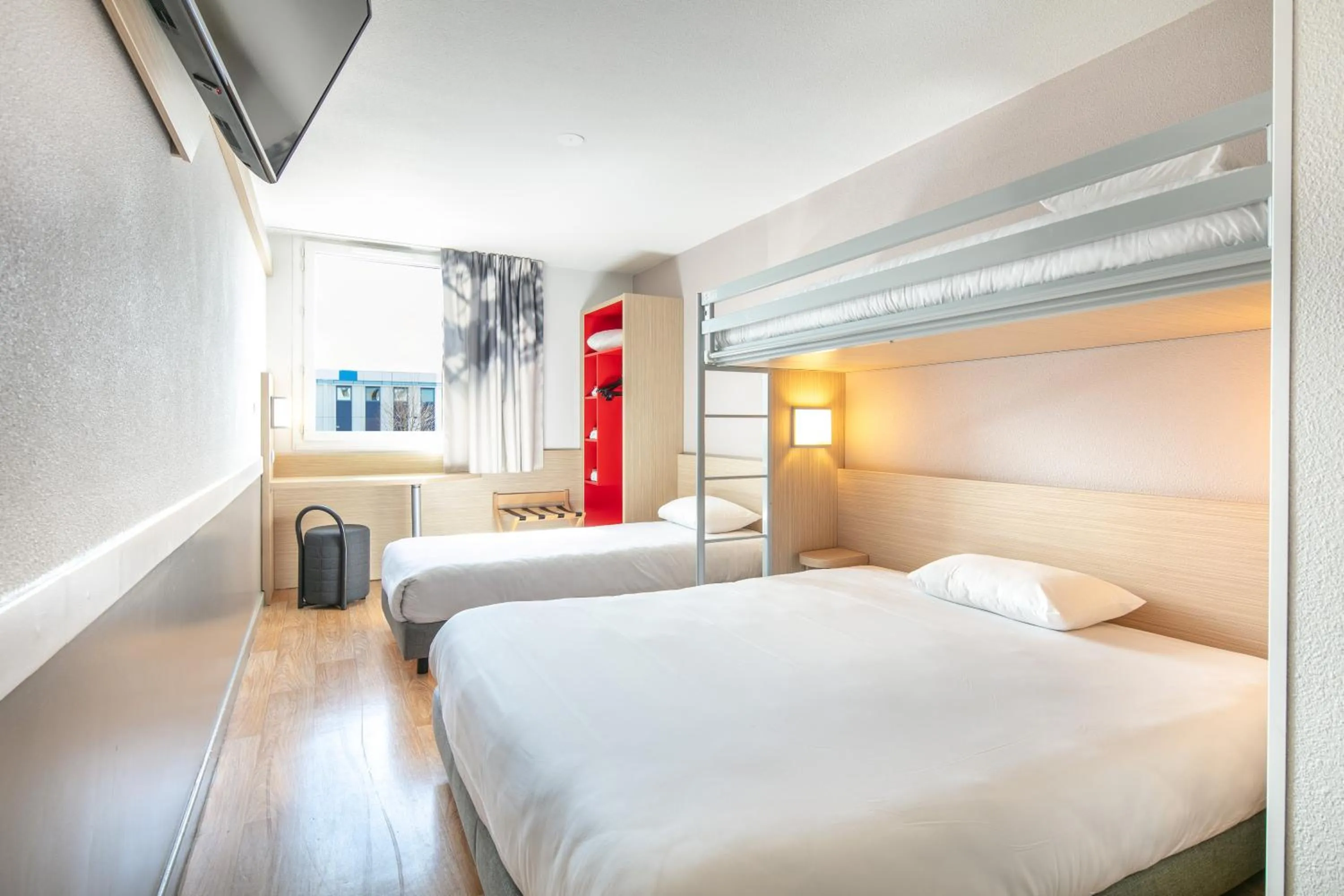 Bed in B&B HOTEL Lyon Aéroport Saint-Quentin-Fallavier