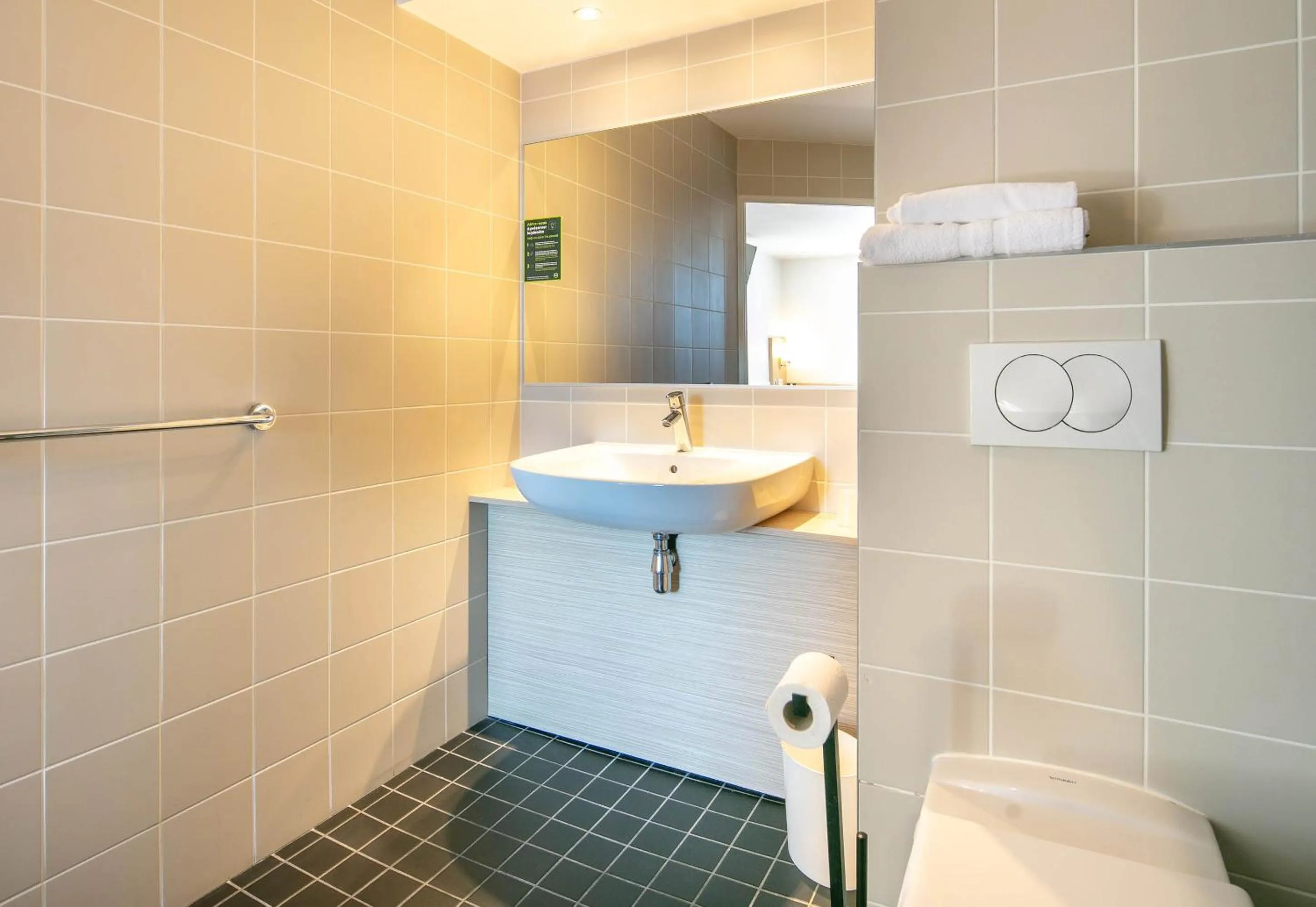 Bathroom in B&B HOTEL Lyon Aéroport Saint-Quentin-Fallavier