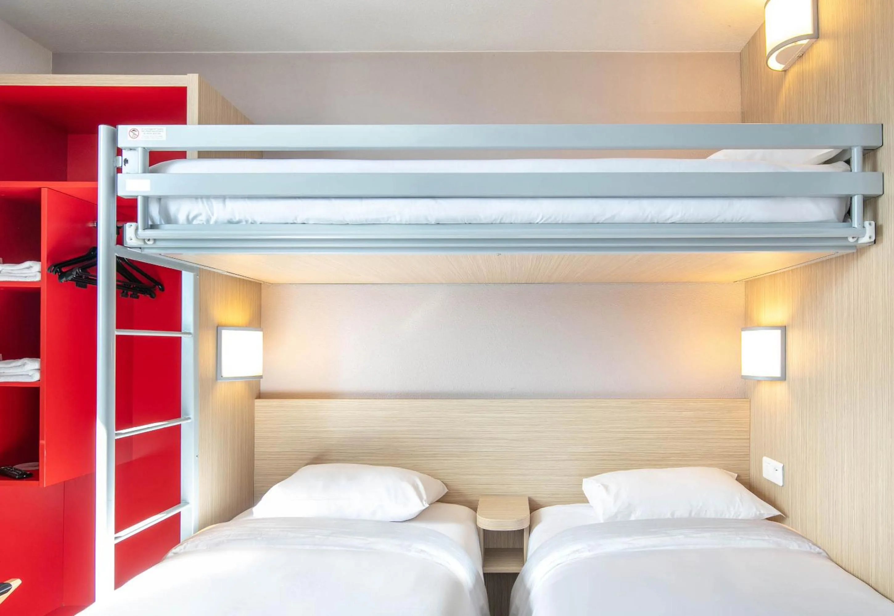 Bedroom, Bed in B&B HOTEL Lyon Aéroport Saint-Quentin-Fallavier