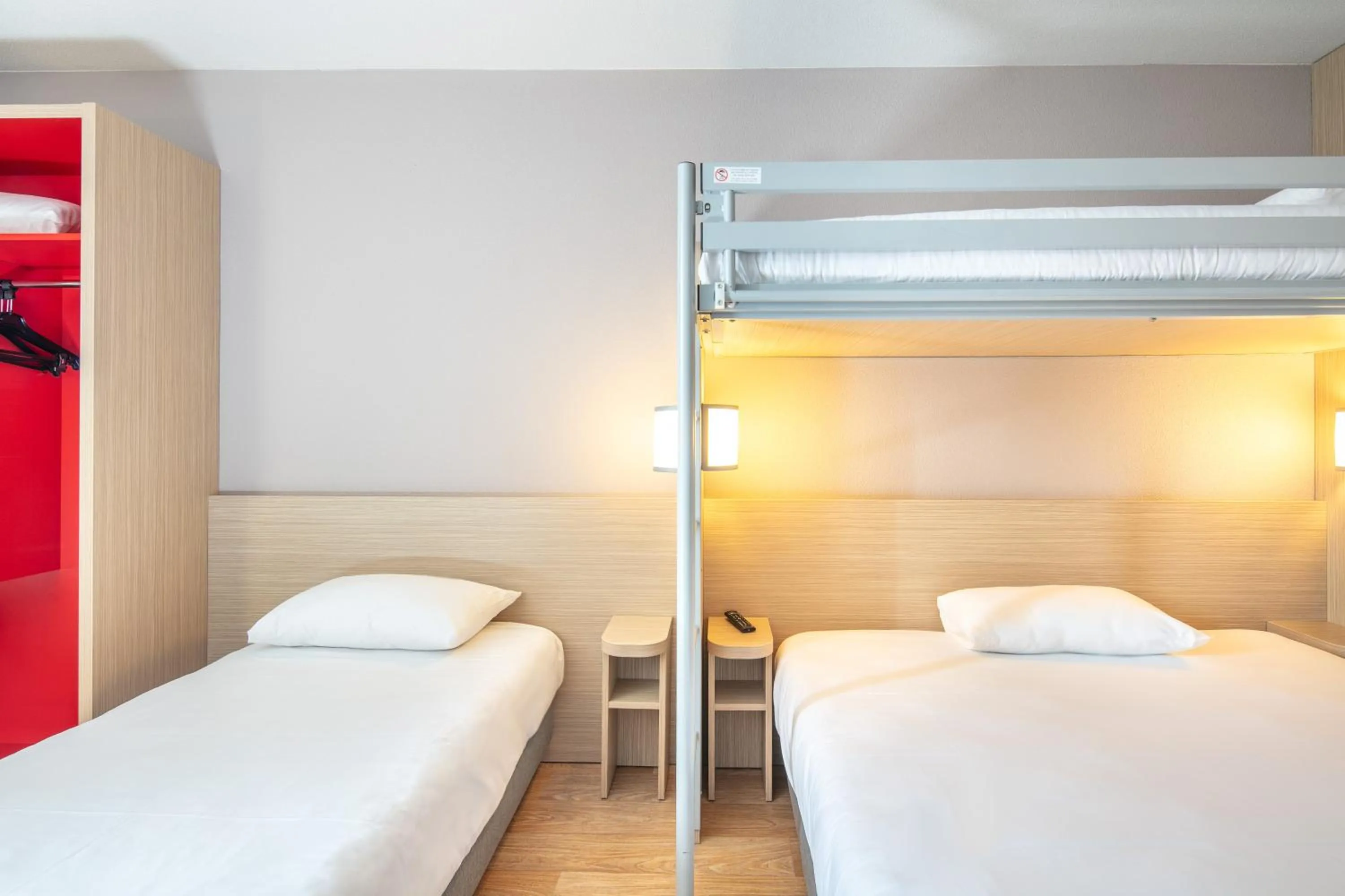 Bed in B&B HOTEL Lyon Aéroport Saint-Quentin-Fallavier