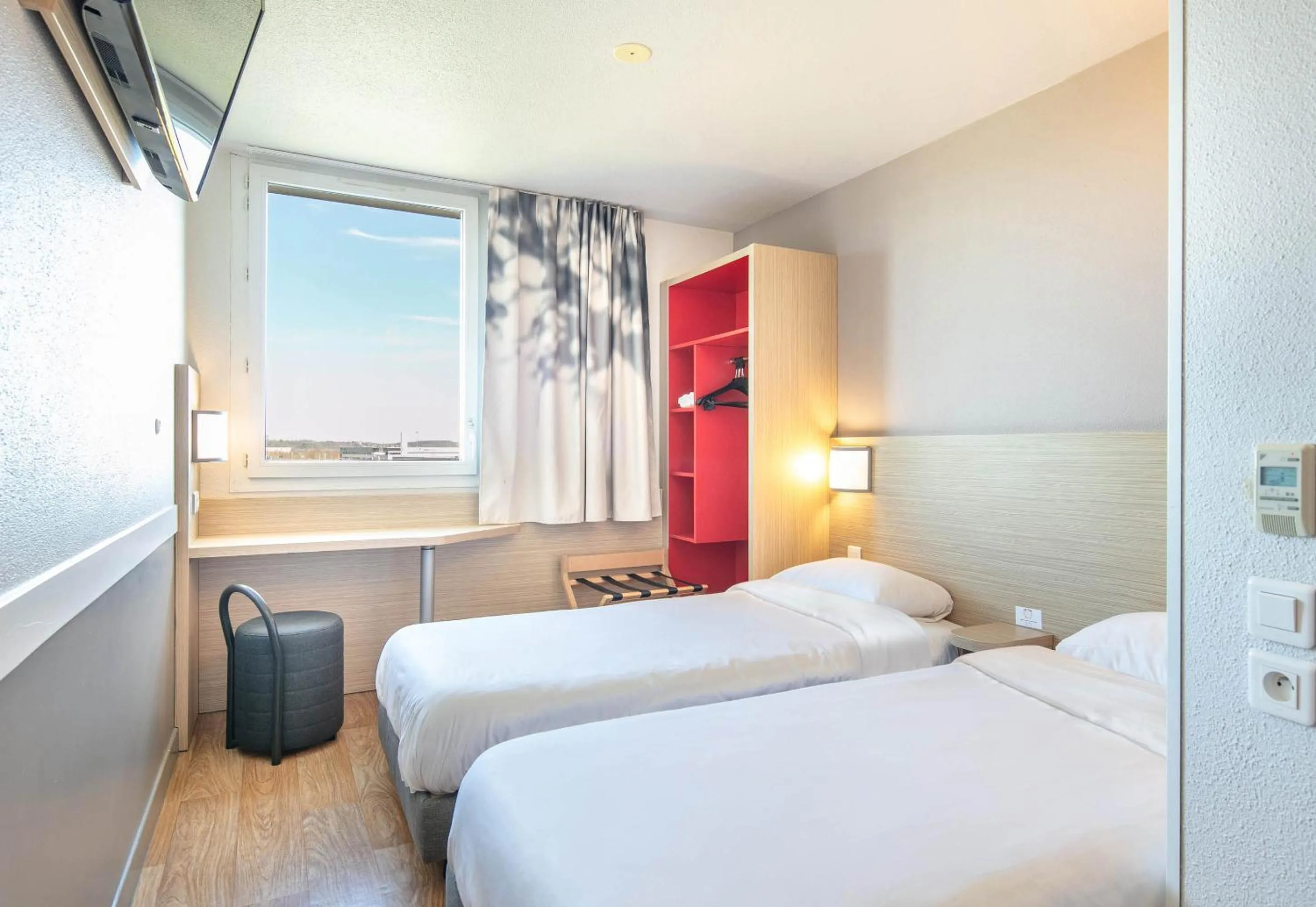 Bedroom, Bed in B&B HOTEL Lyon Aéroport Saint-Quentin-Fallavier