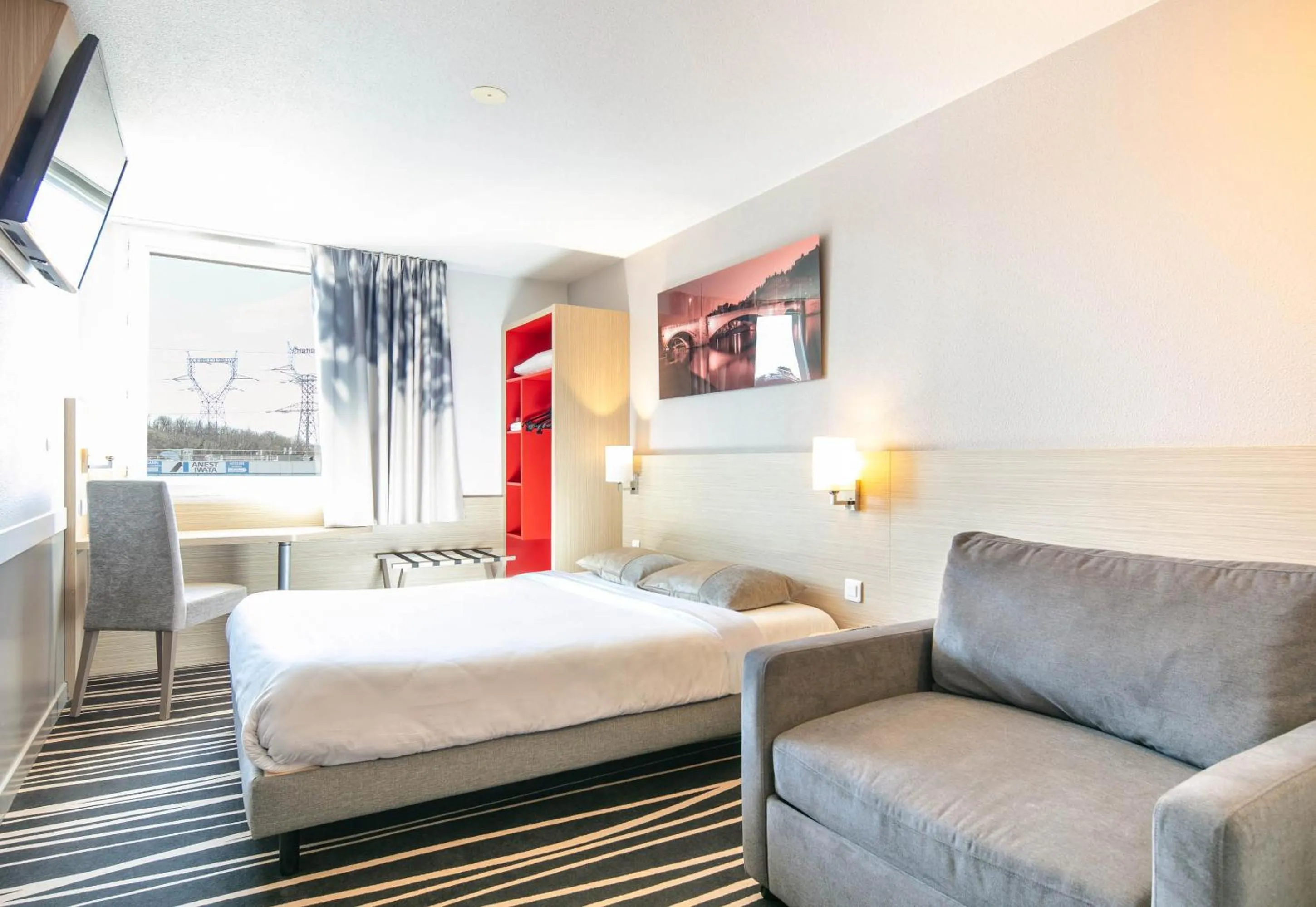 Bedroom, Bed in B&B HOTEL Lyon Aéroport Saint-Quentin-Fallavier