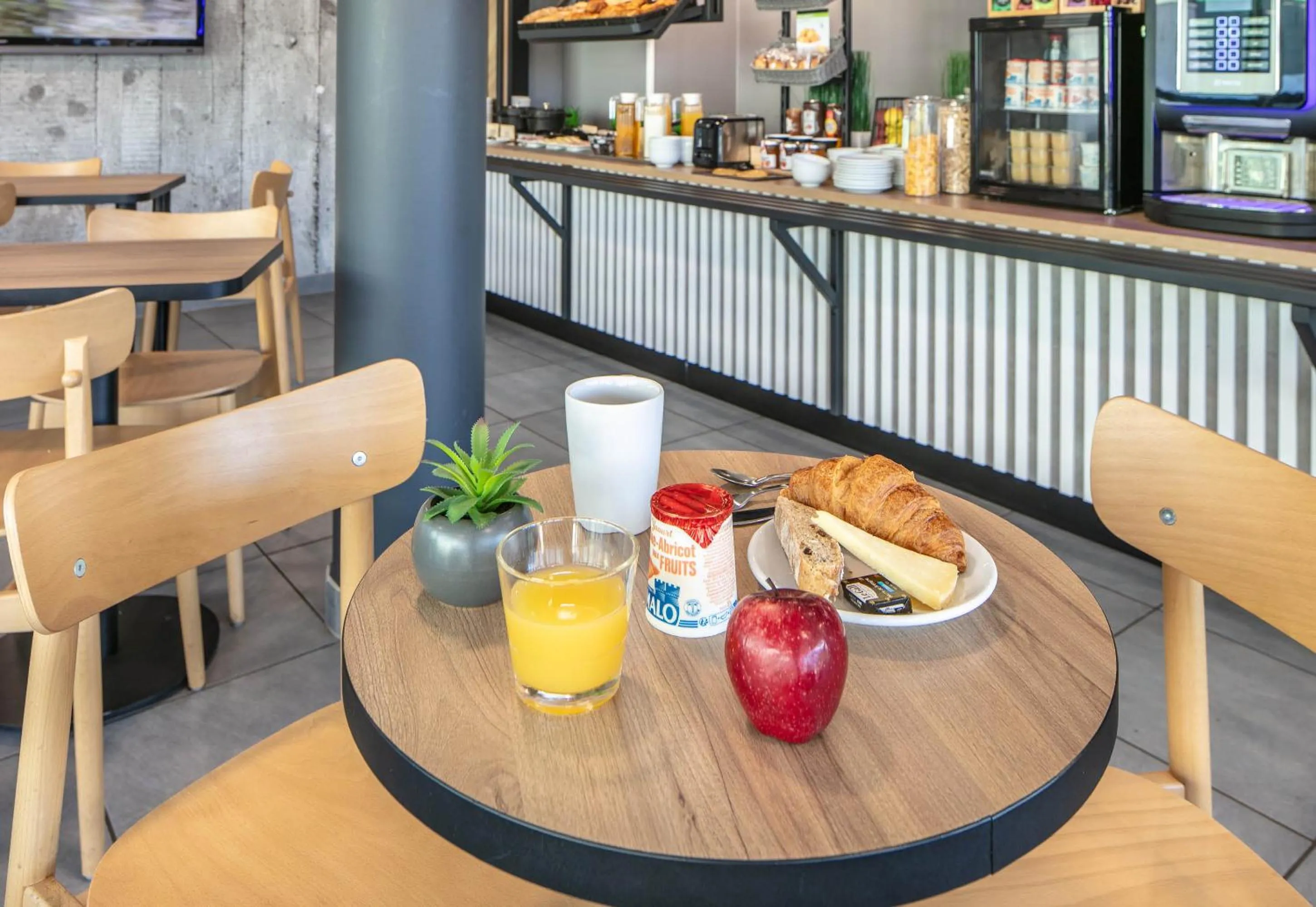 Breakfast in B&B HOTEL Lyon Aéroport Saint-Quentin-Fallavier