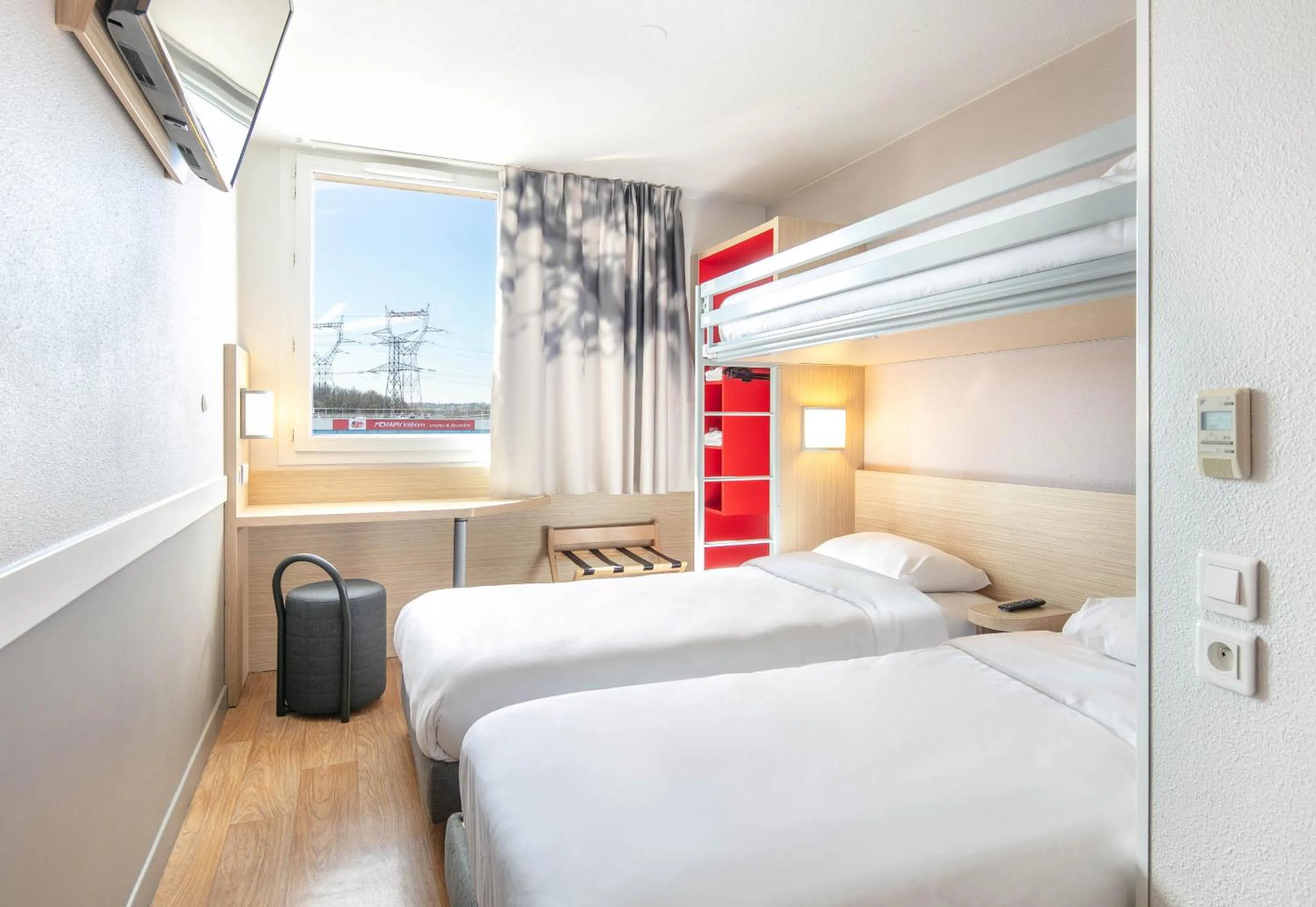 Bedroom, Bed in B&B HOTEL Lyon Aéroport Saint-Quentin-Fallavier