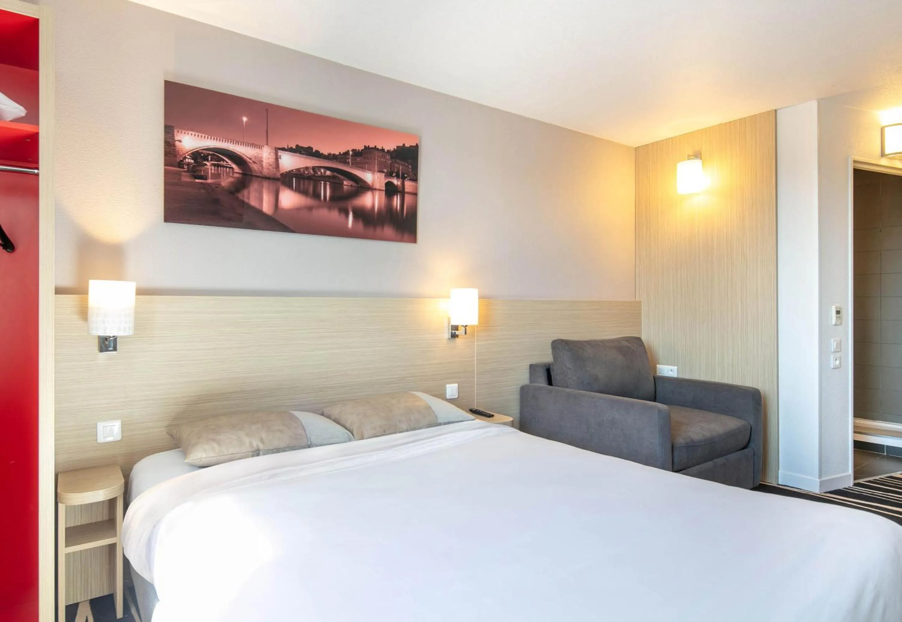 Bedroom, Bed in B&B HOTEL Lyon Aéroport Saint-Quentin-Fallavier