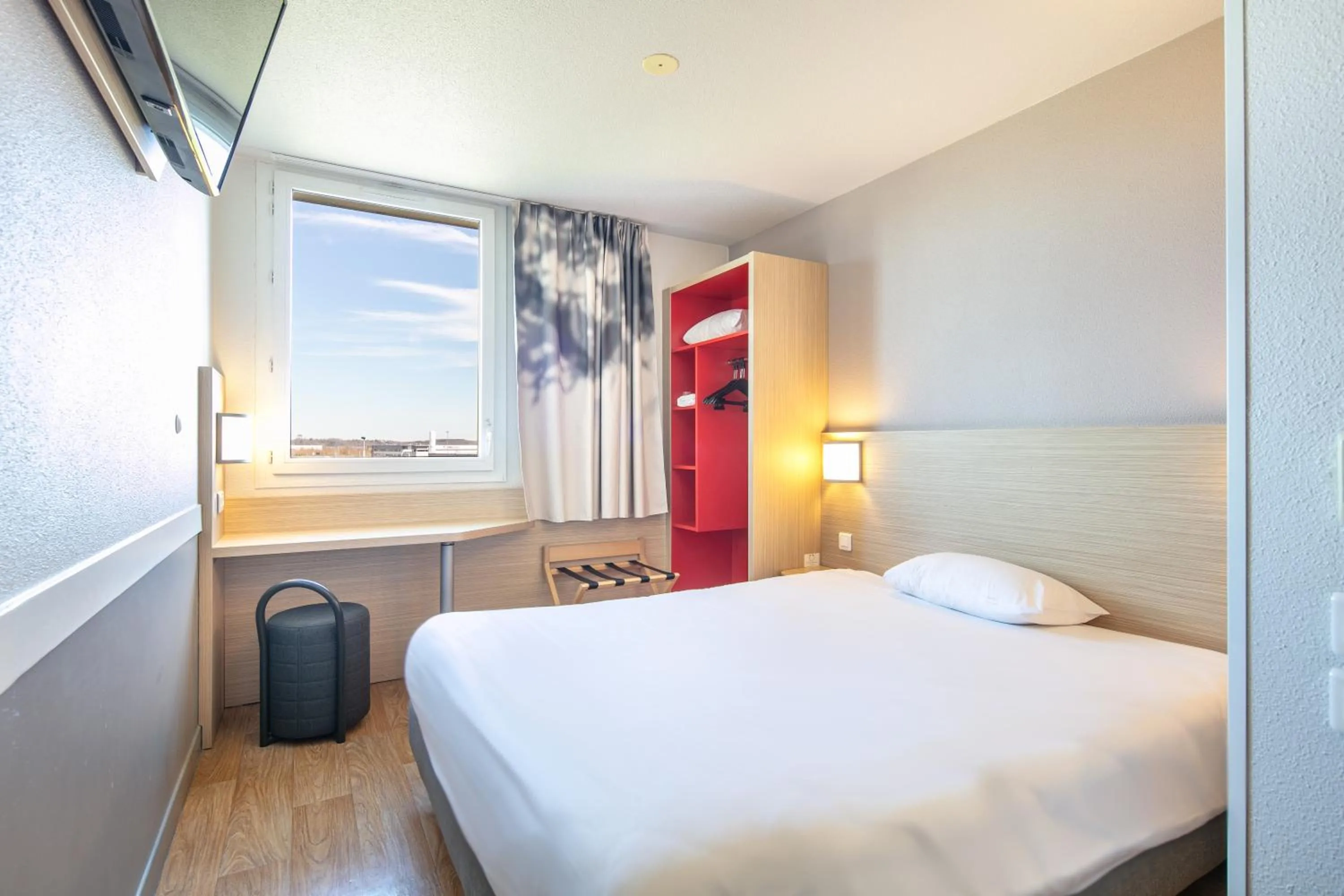 Bed in B&B HOTEL Lyon Aéroport Saint-Quentin-Fallavier