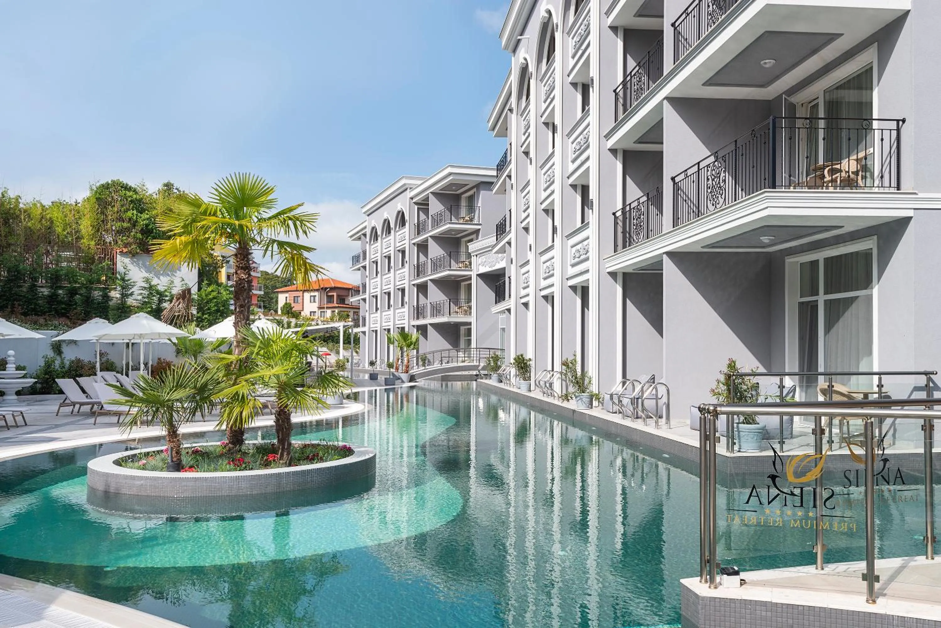 Swimming pool in Siena Premium Retreat