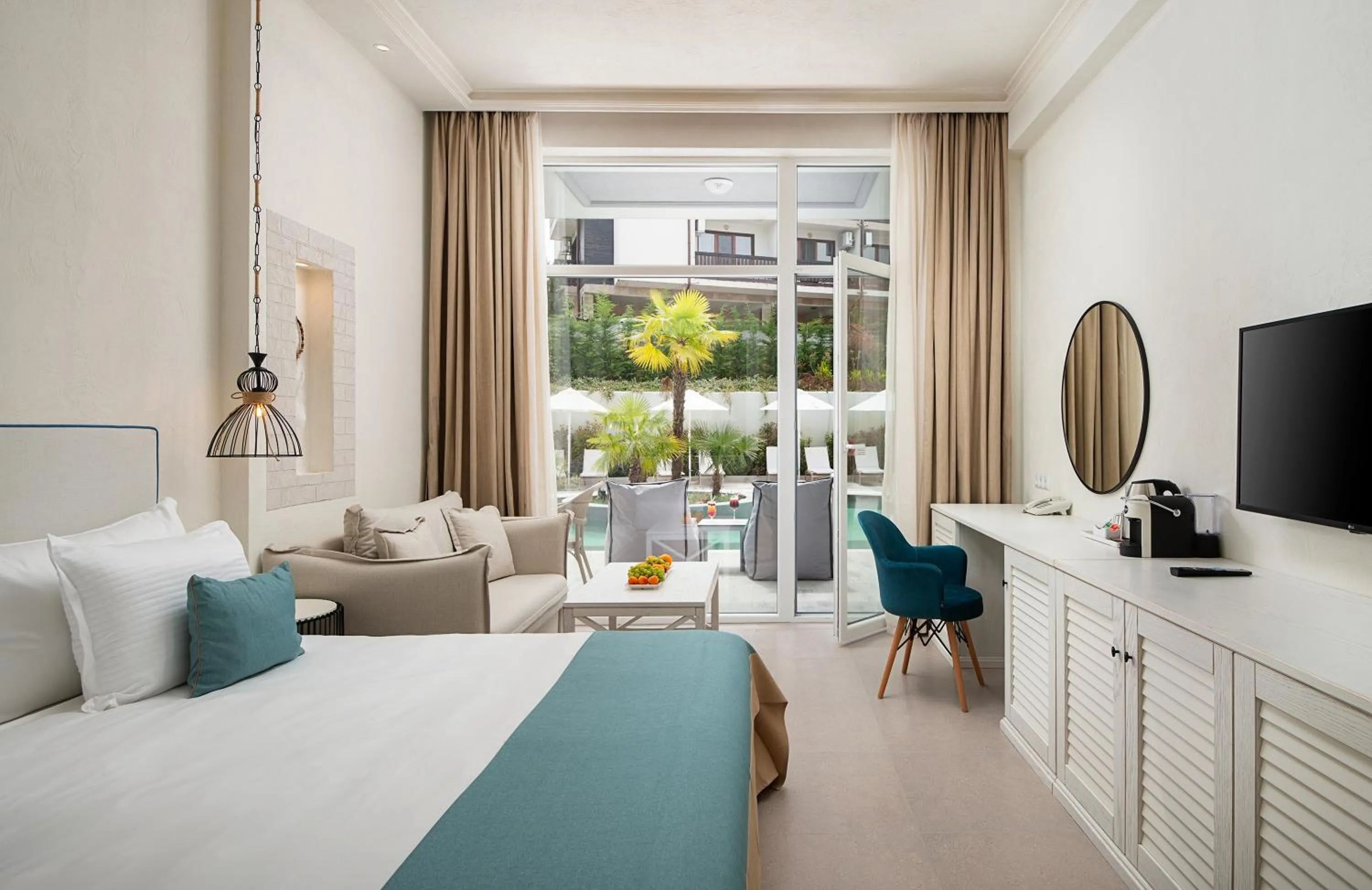 Pool view, Bed in Siena Premium Retreat