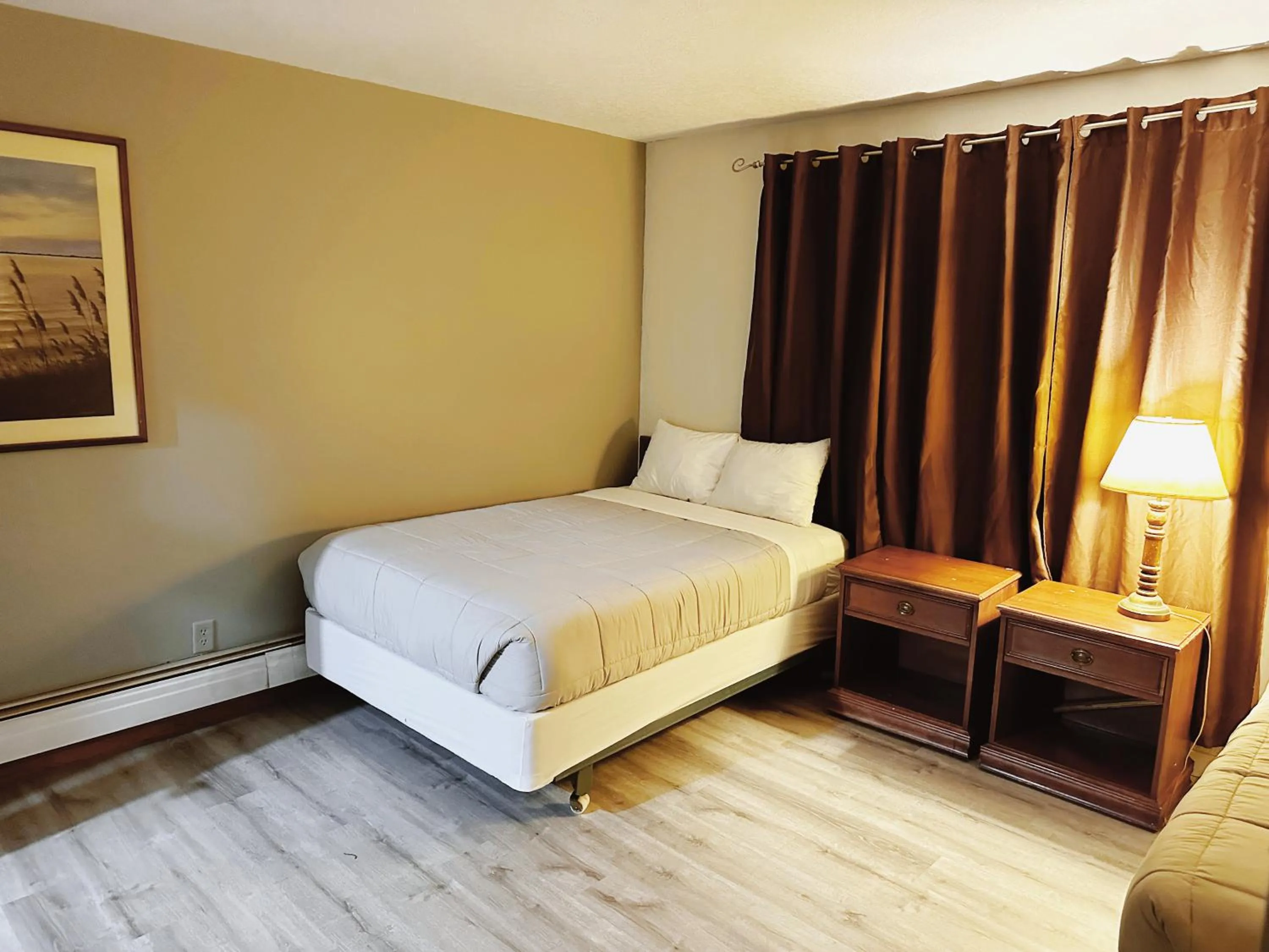 Bedroom, Bed in Uptown Motel