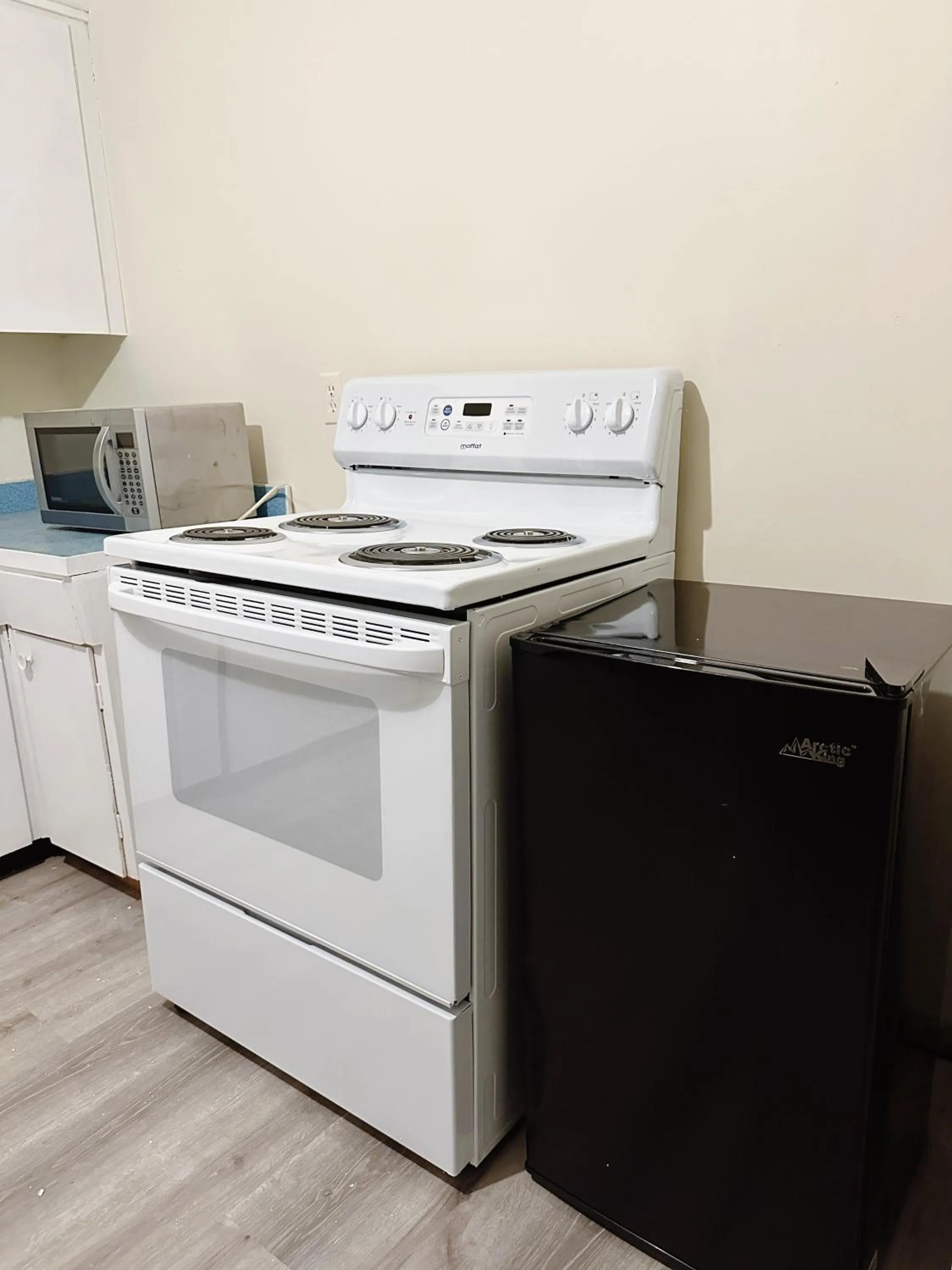 Kitchen or kitchenette in Uptown Motel