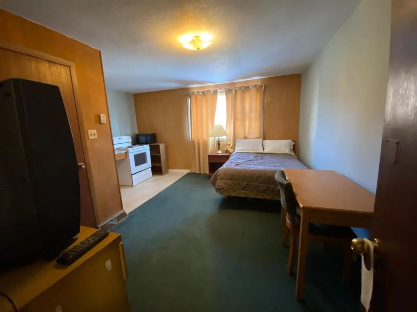 Photo of the whole room, Bed in Uptown Motel
