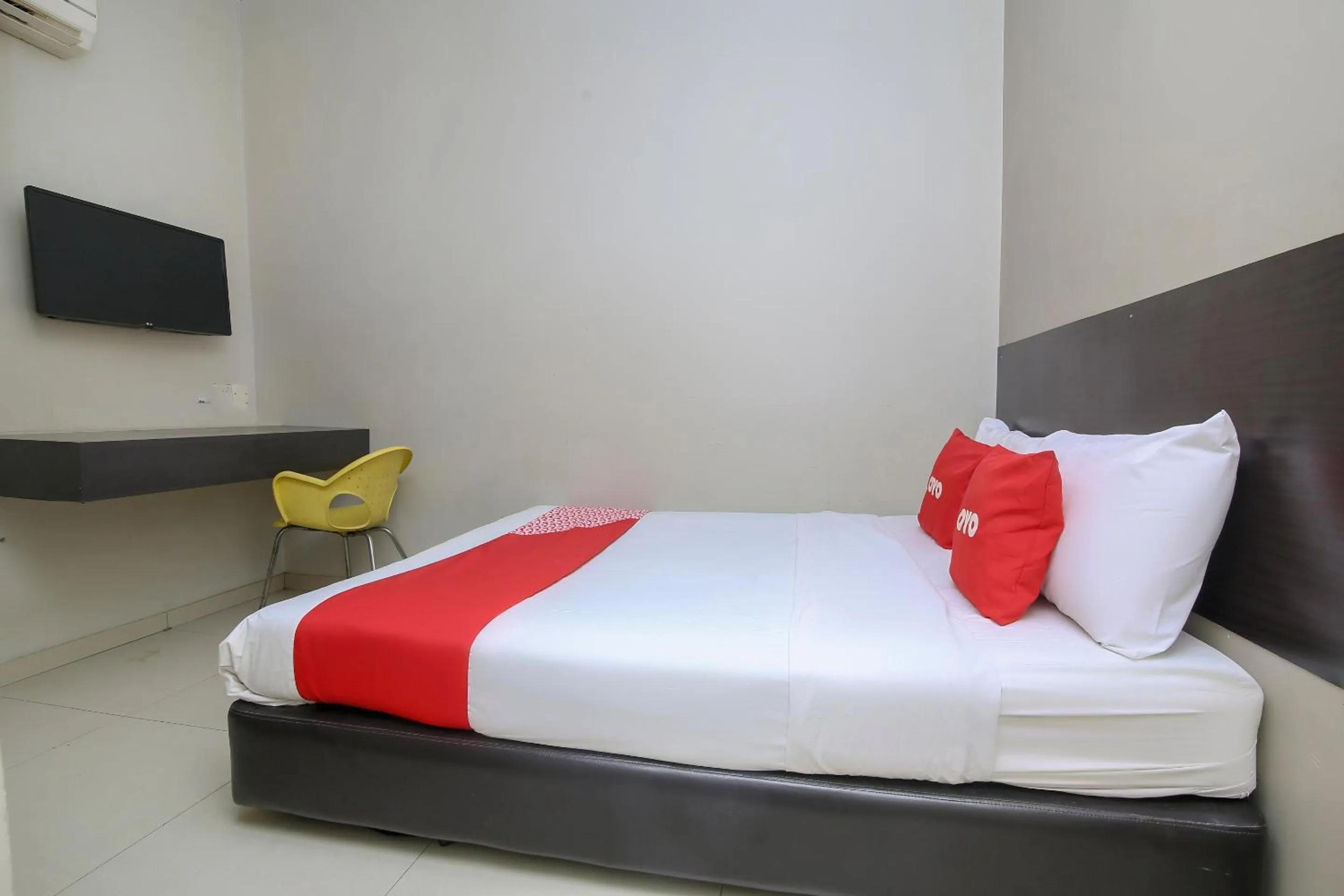 Bedroom, Bed in Hotel O Nice Stay Three Six Five Services