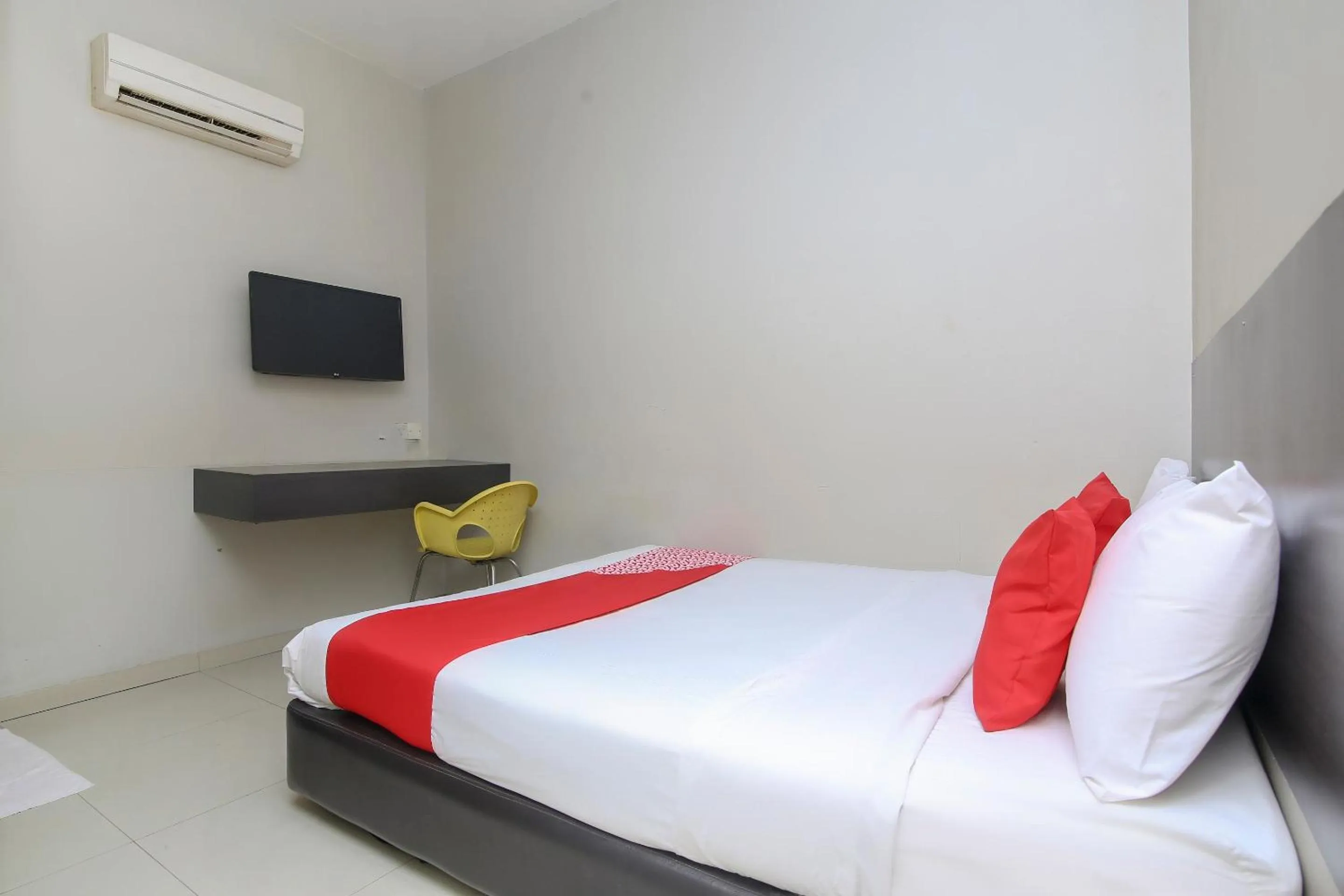 Bedroom, Bed in Hotel O Nice Stay Three Six Five Services