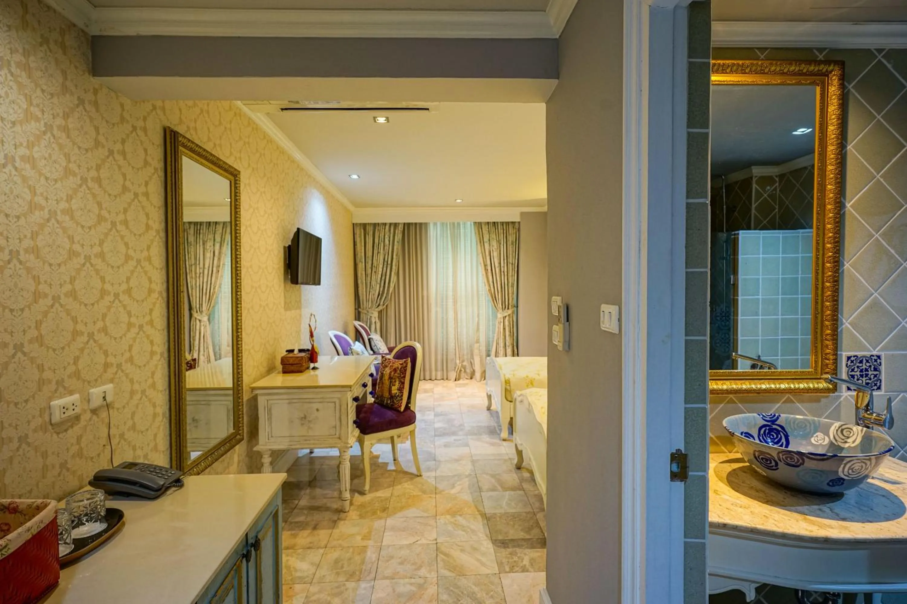 At Pingnakorn Huaykaew