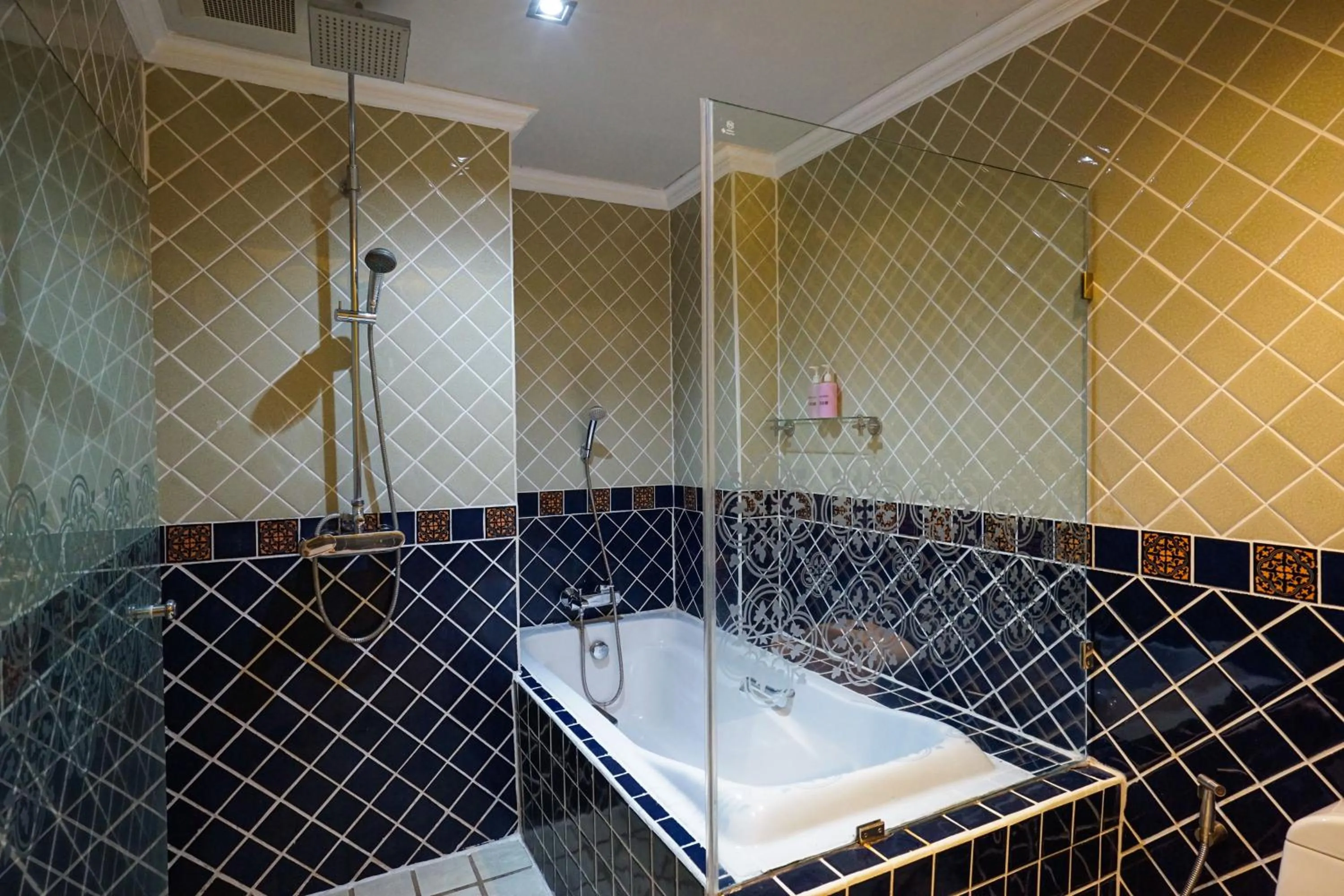 At Pingnakorn Huaykaew