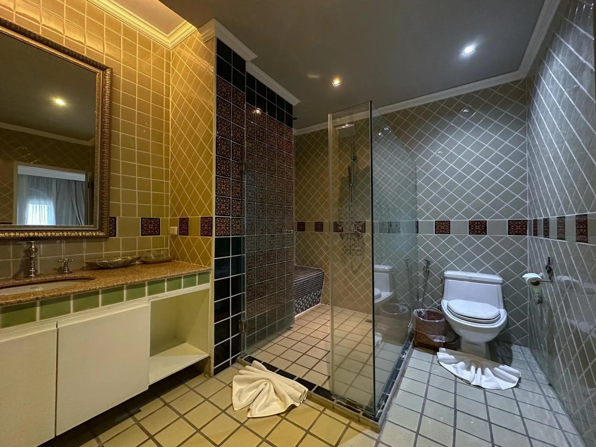 At Pingnakorn Huaykaew