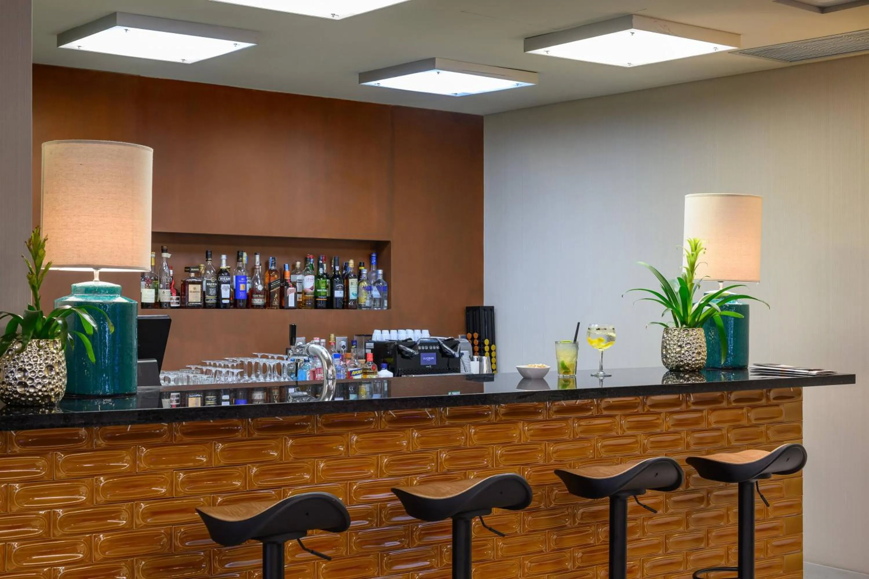 Lounge or bar in Meliá Setúbal