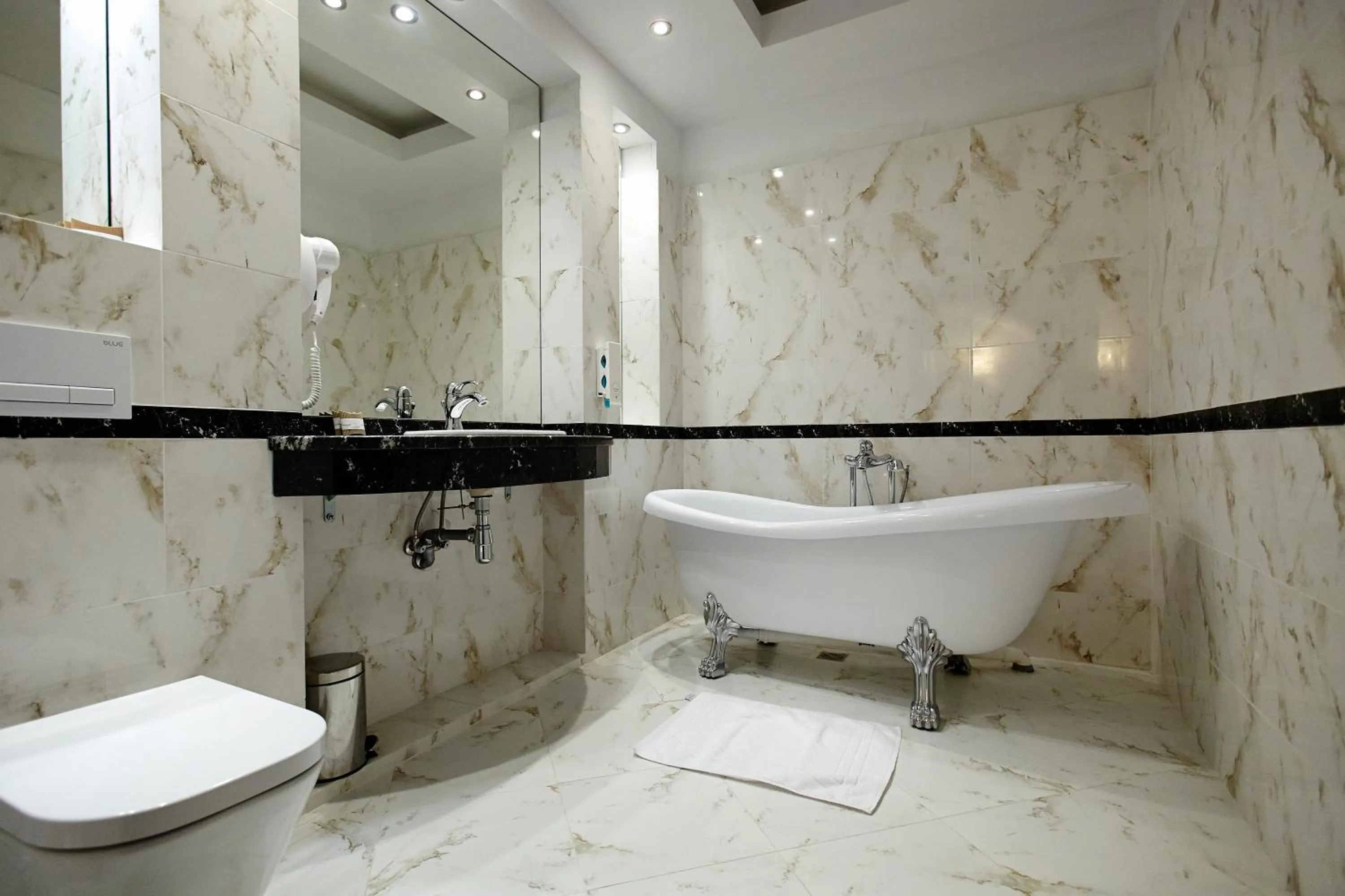 Shower in Hotel Splendor