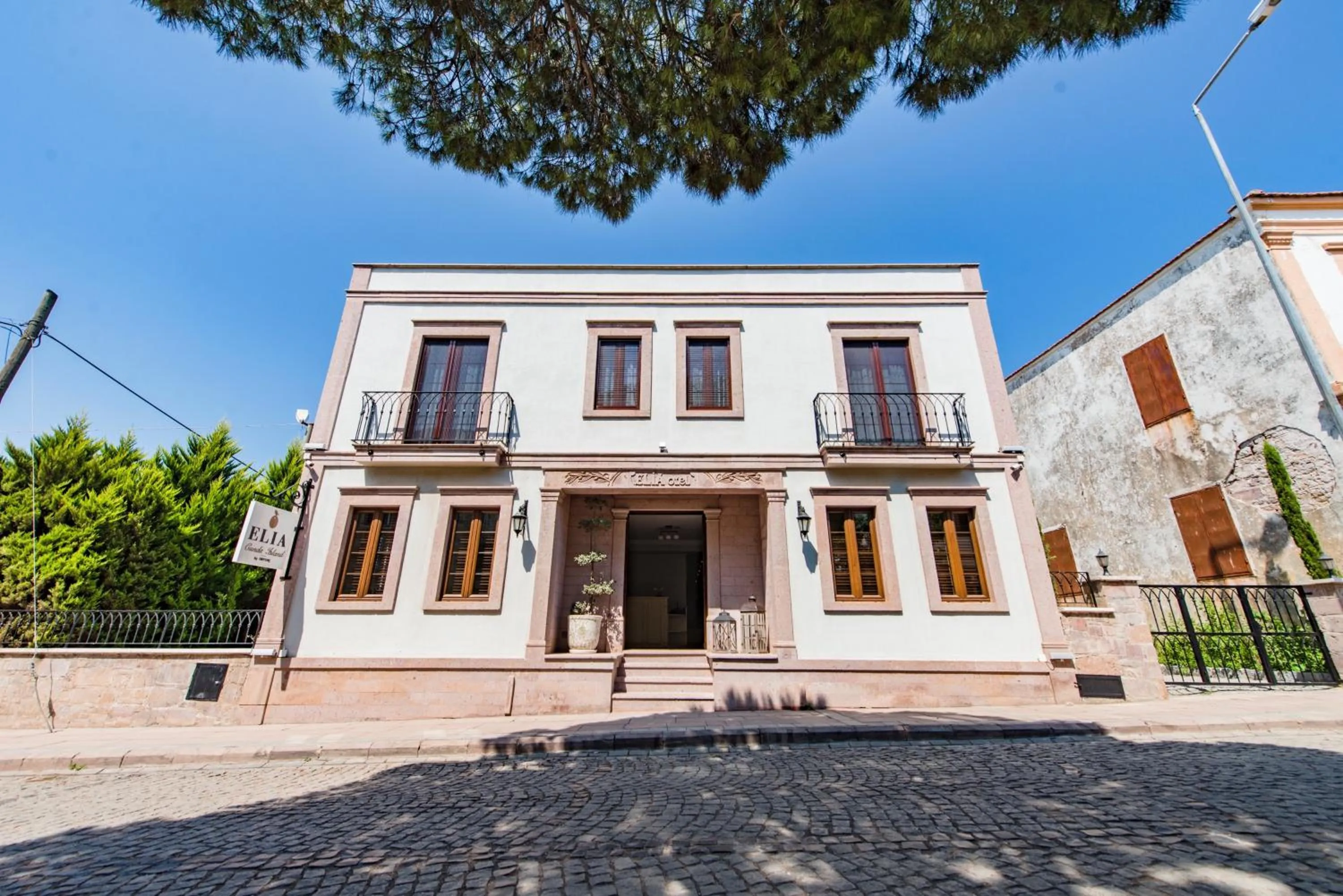 Facade/entrance in Elia Hotel Cunda by Ortunc