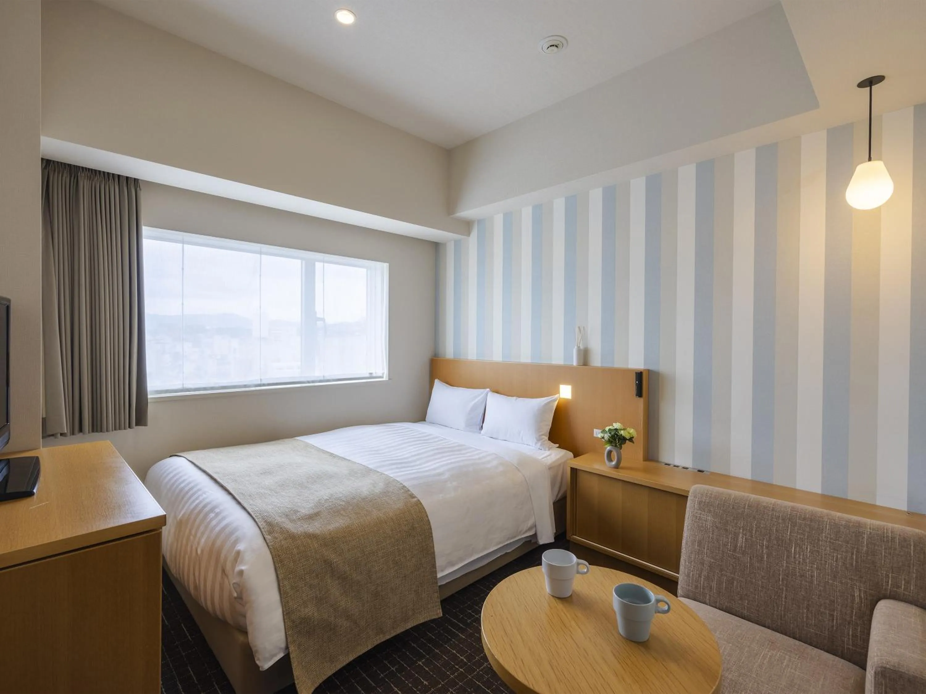 Photo of the whole room, Bed in Hiroshima Washington Hotel