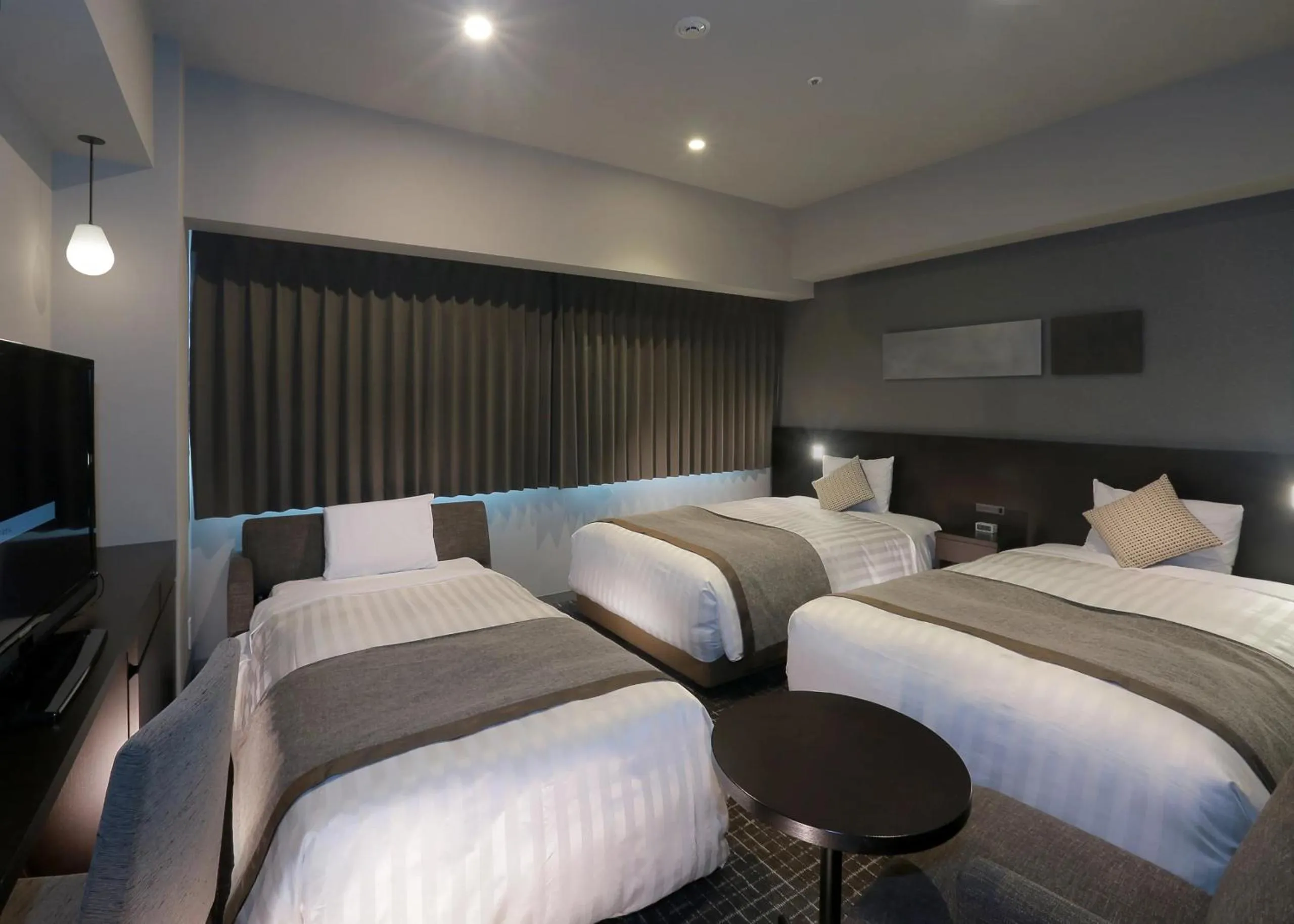 Photo of the whole room, Bed in Hiroshima Washington Hotel