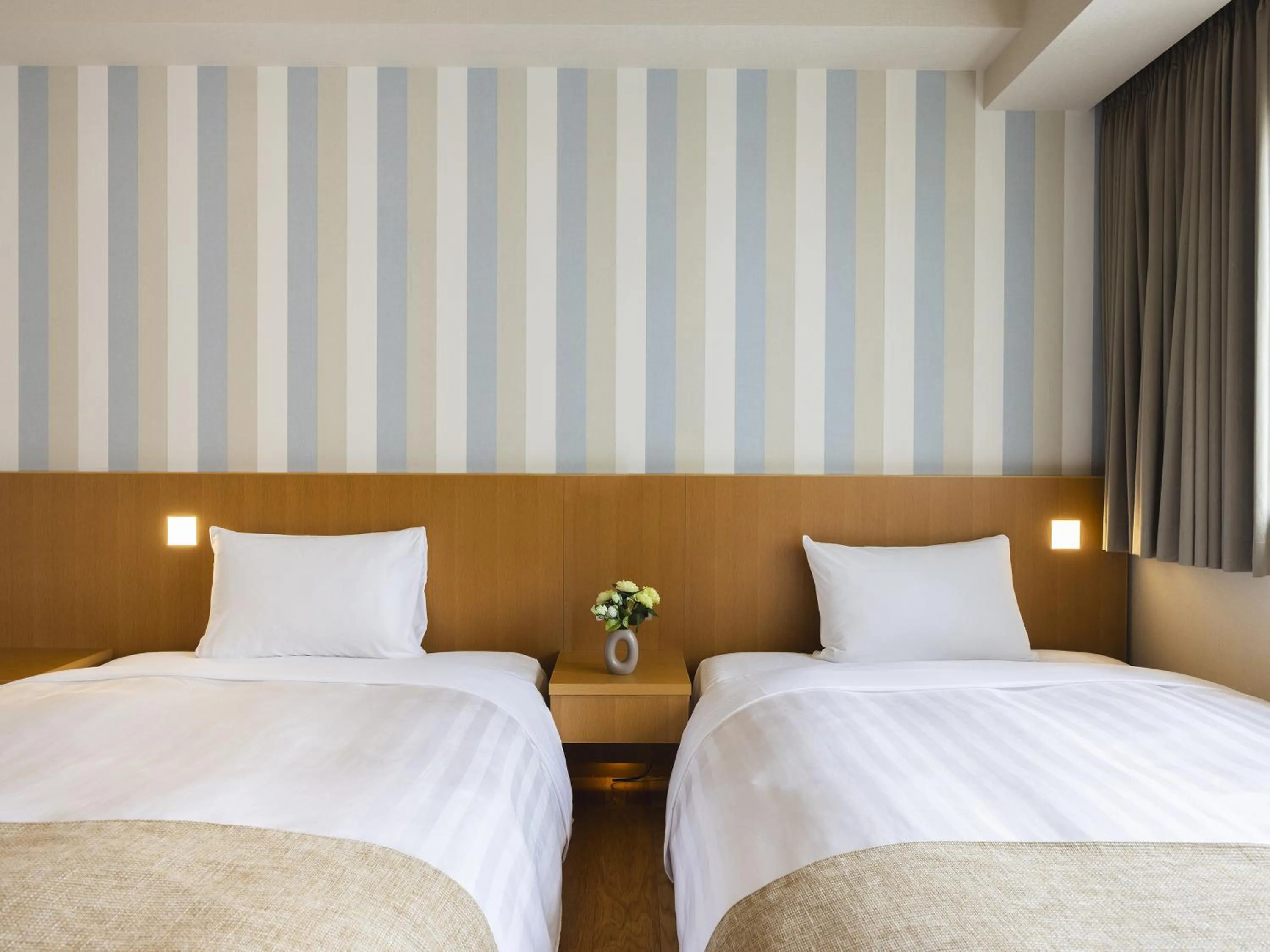 Photo of the whole room, Bed in Hiroshima Washington Hotel