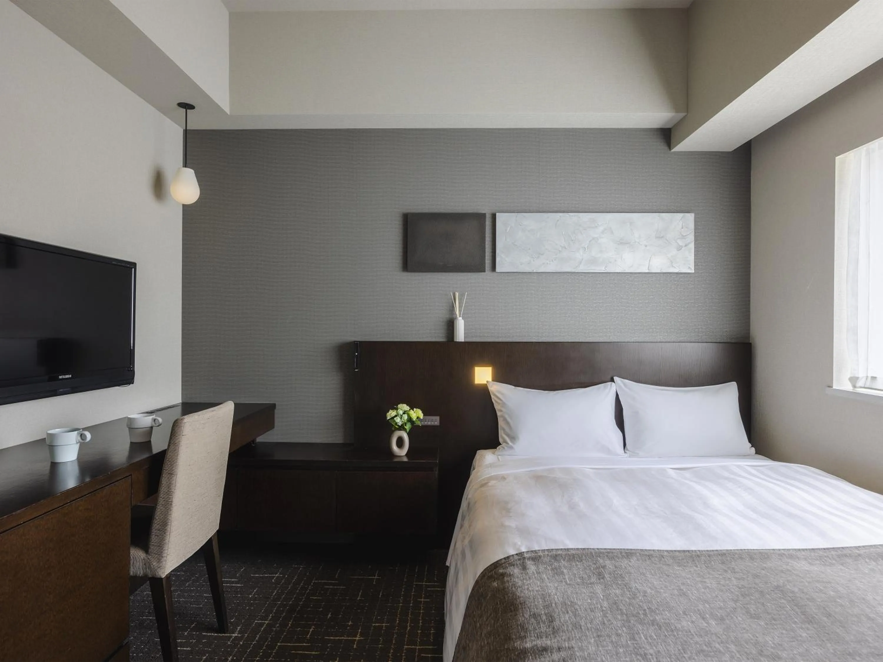 Photo of the whole room, Bed in Hiroshima Washington Hotel