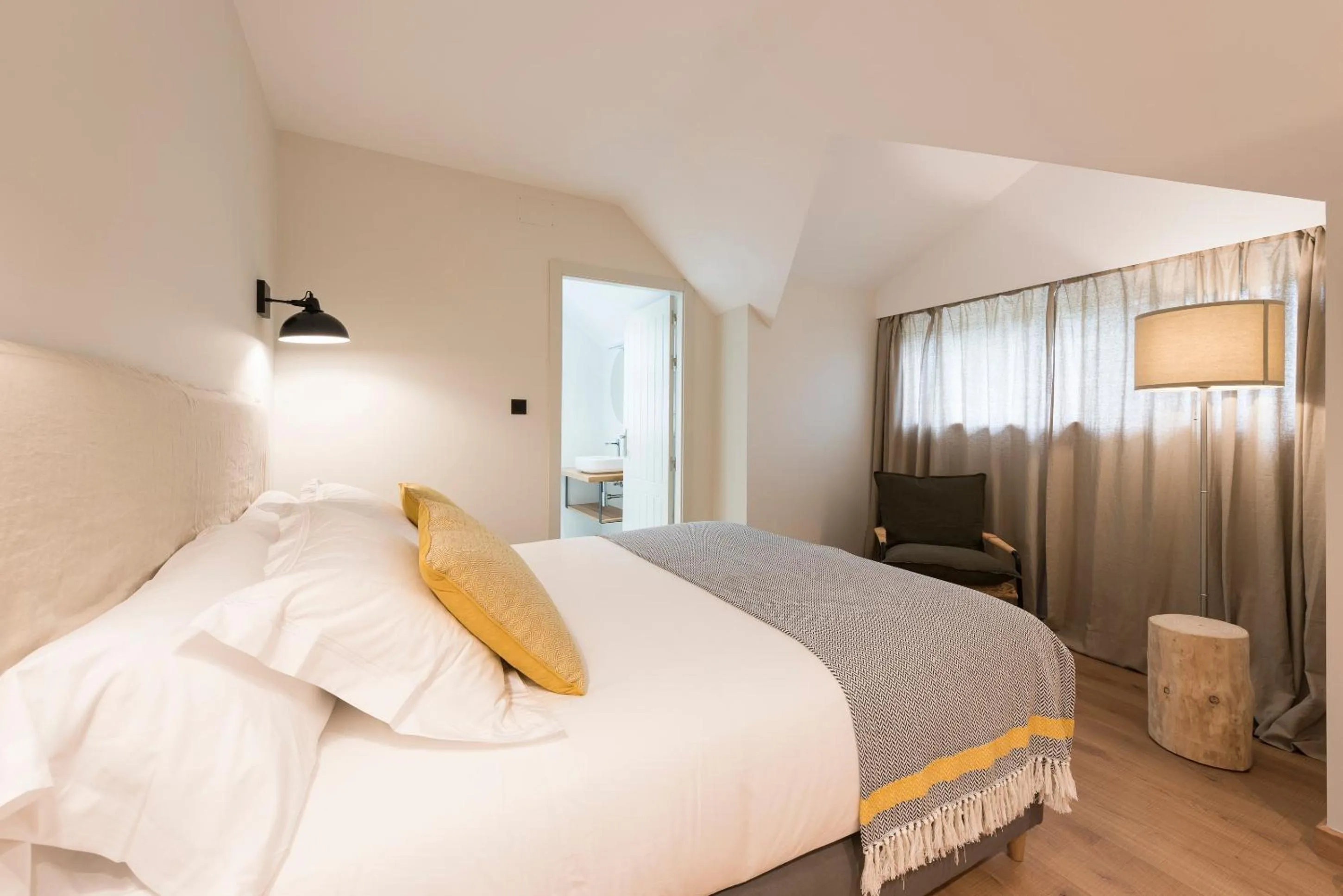 Bedroom, Bed in Rías Altas - Hotel