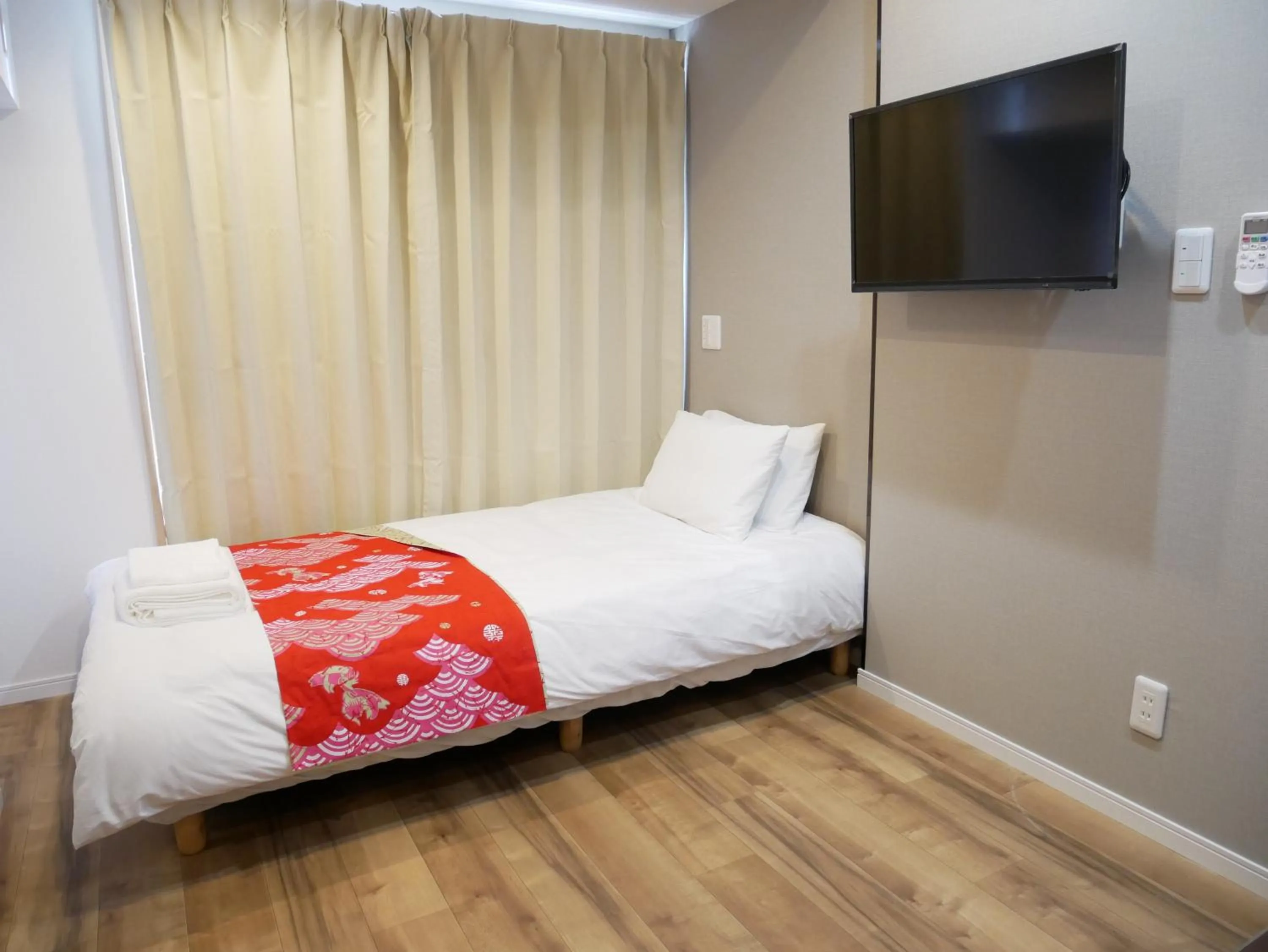 Bathroom, Bed in Tokyo shinjukutei Hotel Asahi gruop 東京新宿亭ホテル