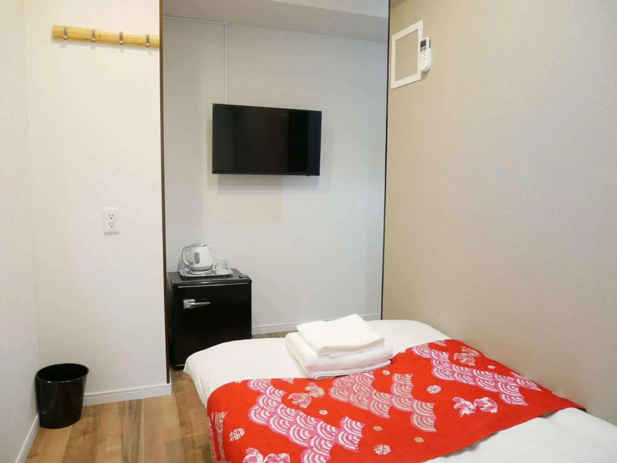 Photo of the whole room, Bed in Tokyo shinjukutei Hotel Asahi gruop 東京新宿亭ホテル