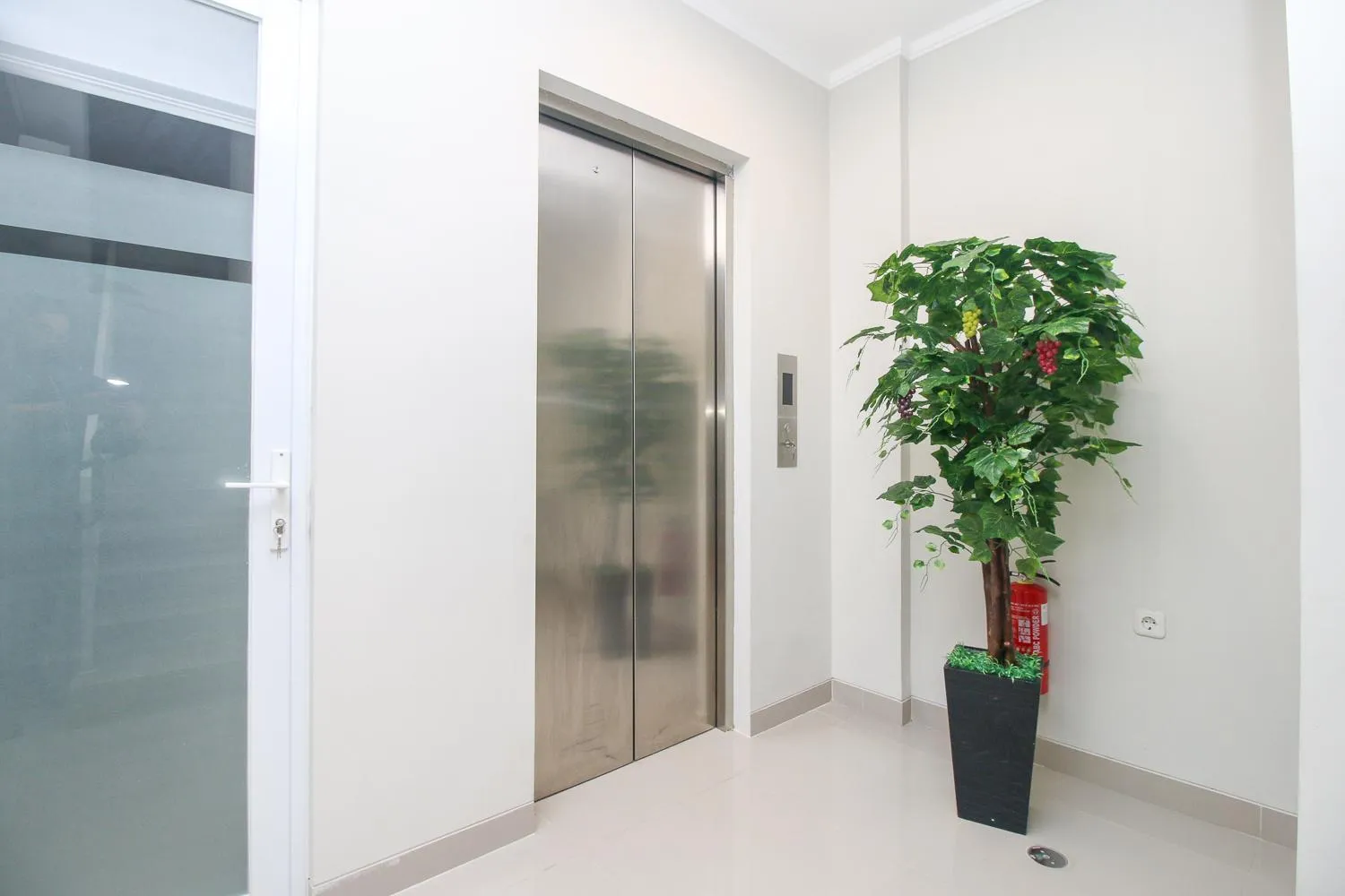 RedDoorz Plus near Soekarno Hatta Airport Taman Mahkota