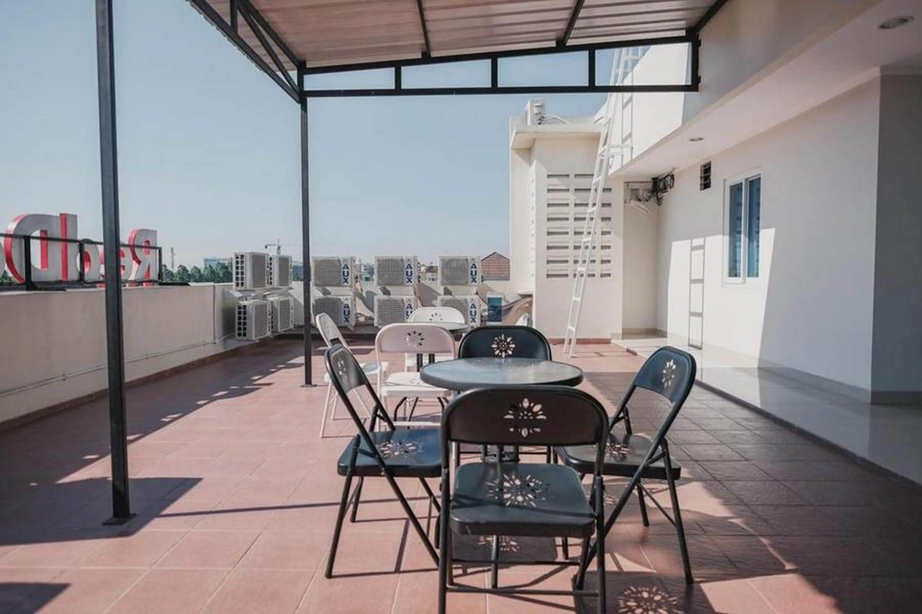 RedDoorz Plus near Soekarno Hatta Airport Taman Mahkota