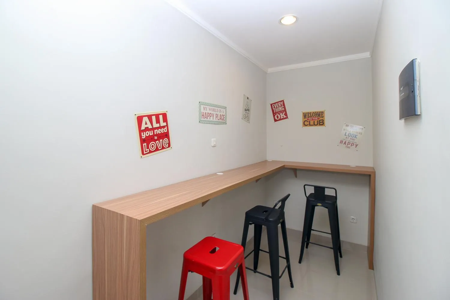 RedDoorz Plus near Soekarno Hatta Airport Taman Mahkota