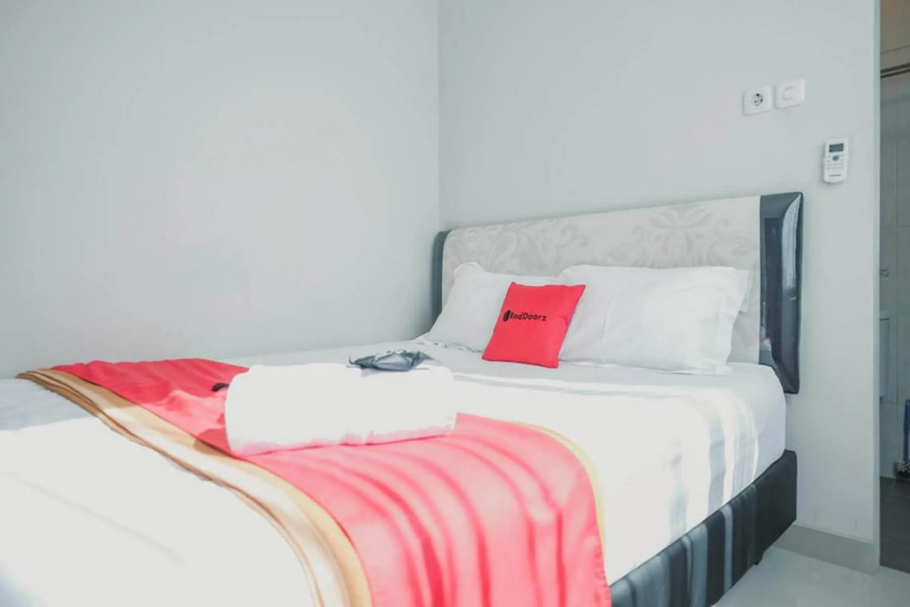 Standard Double Room in RedDoorz Plus near Soekarno Hatta Airport Taman Mahkota Standard Double Room in RedDoorz Plus near Soekarno Hatta Airport Taman Mahkota