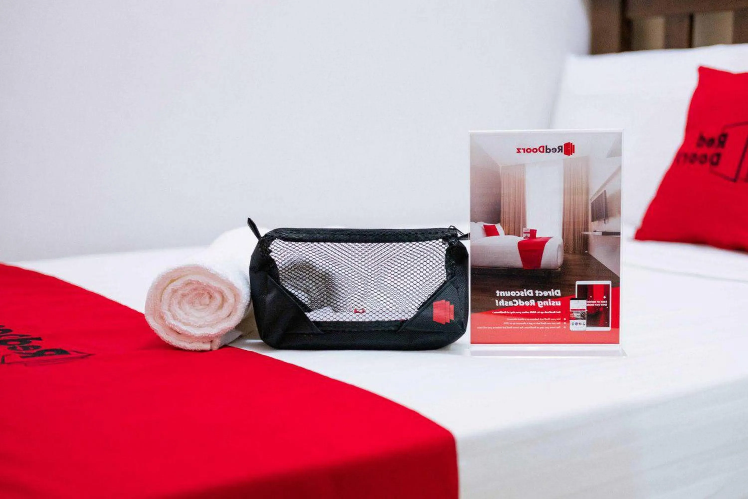 Bed in RedDoorz Plus near Soekarno Hatta Airport Taman Mahkota