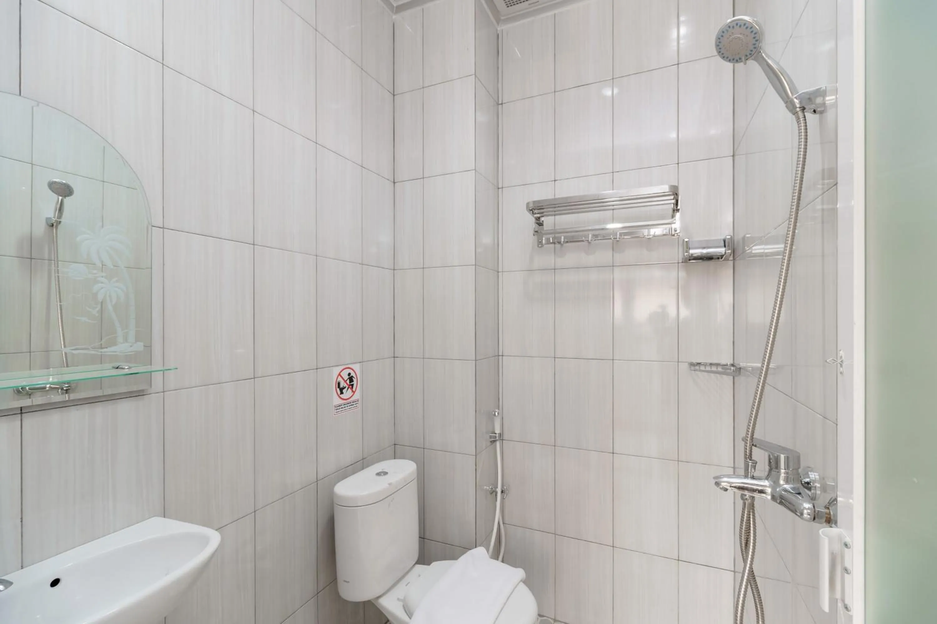 RedDoorz Plus near Soekarno Hatta Airport Taman Mahkota