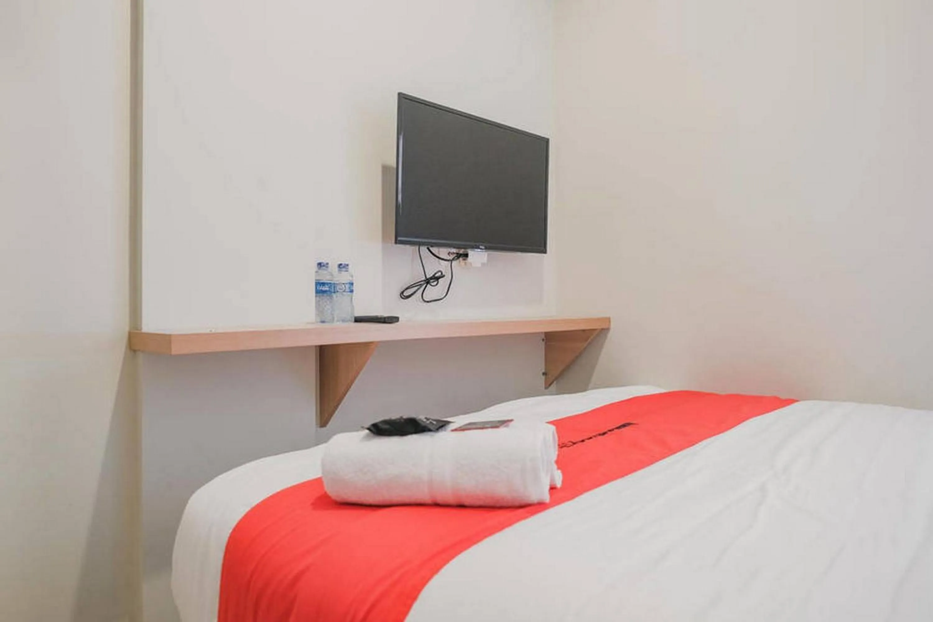 Bed in RedDoorz Plus near Soekarno Hatta Airport Taman Mahkota