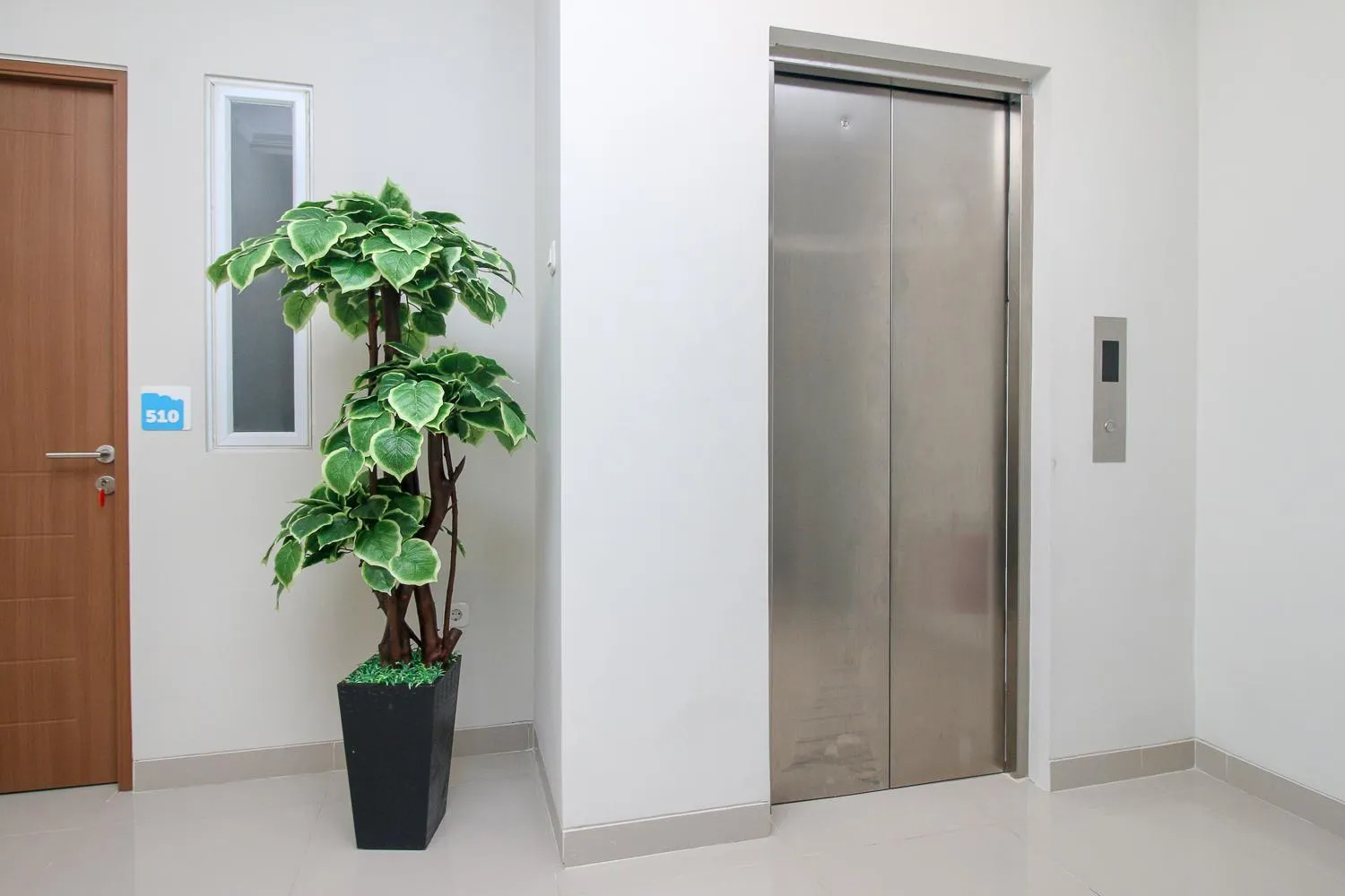 RedDoorz Plus near Soekarno Hatta Airport Taman Mahkota