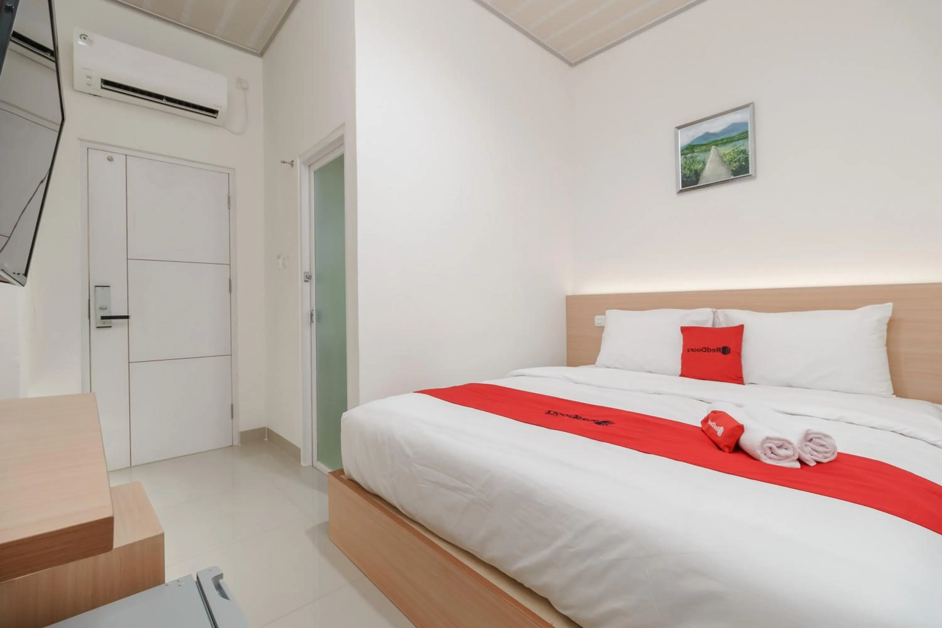 Bed in RedDoorz Plus near Soekarno Hatta Airport Taman Mahkota