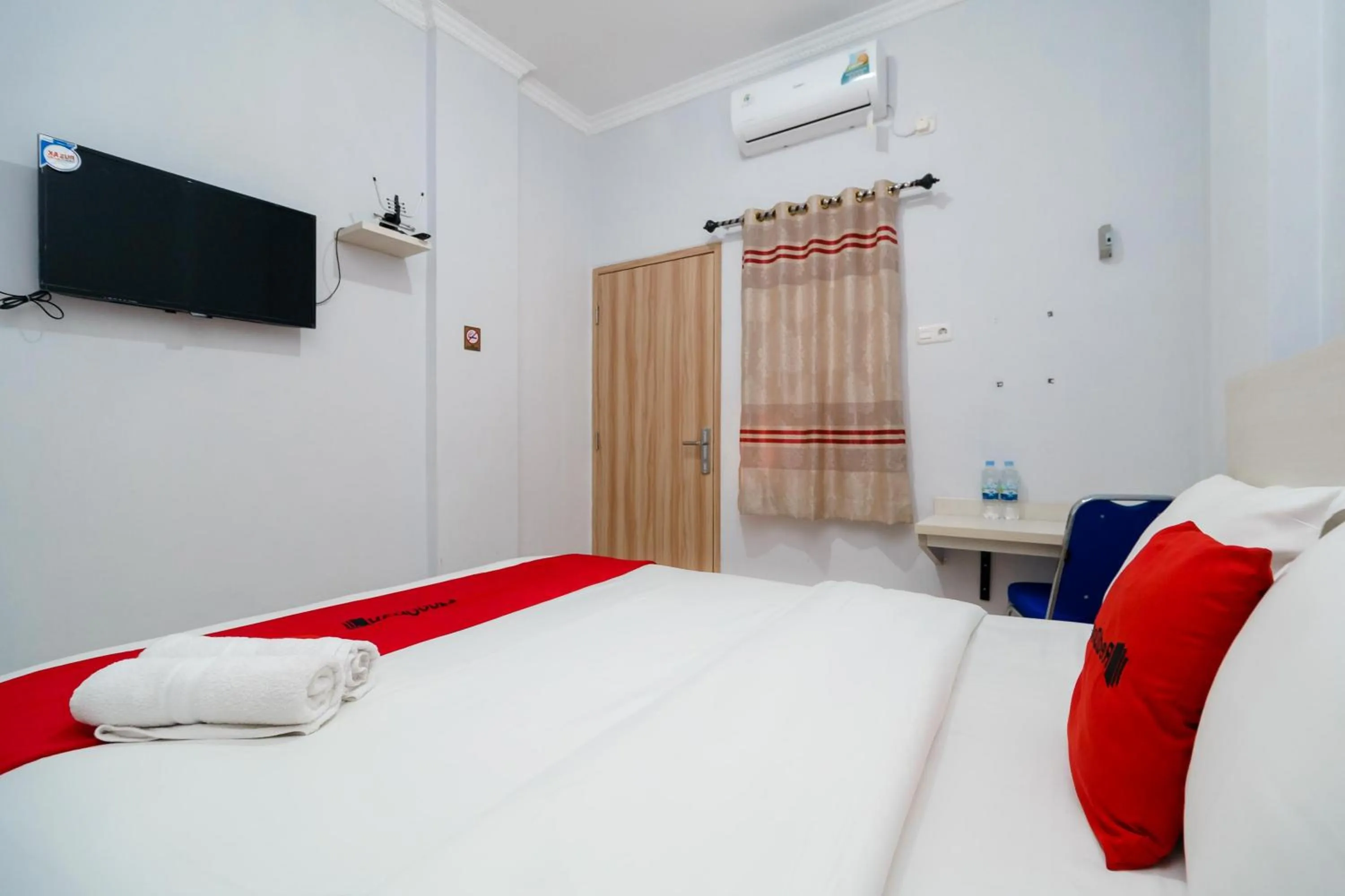 Bed in RedDoorz Plus near Soekarno Hatta Airport Taman Mahkota