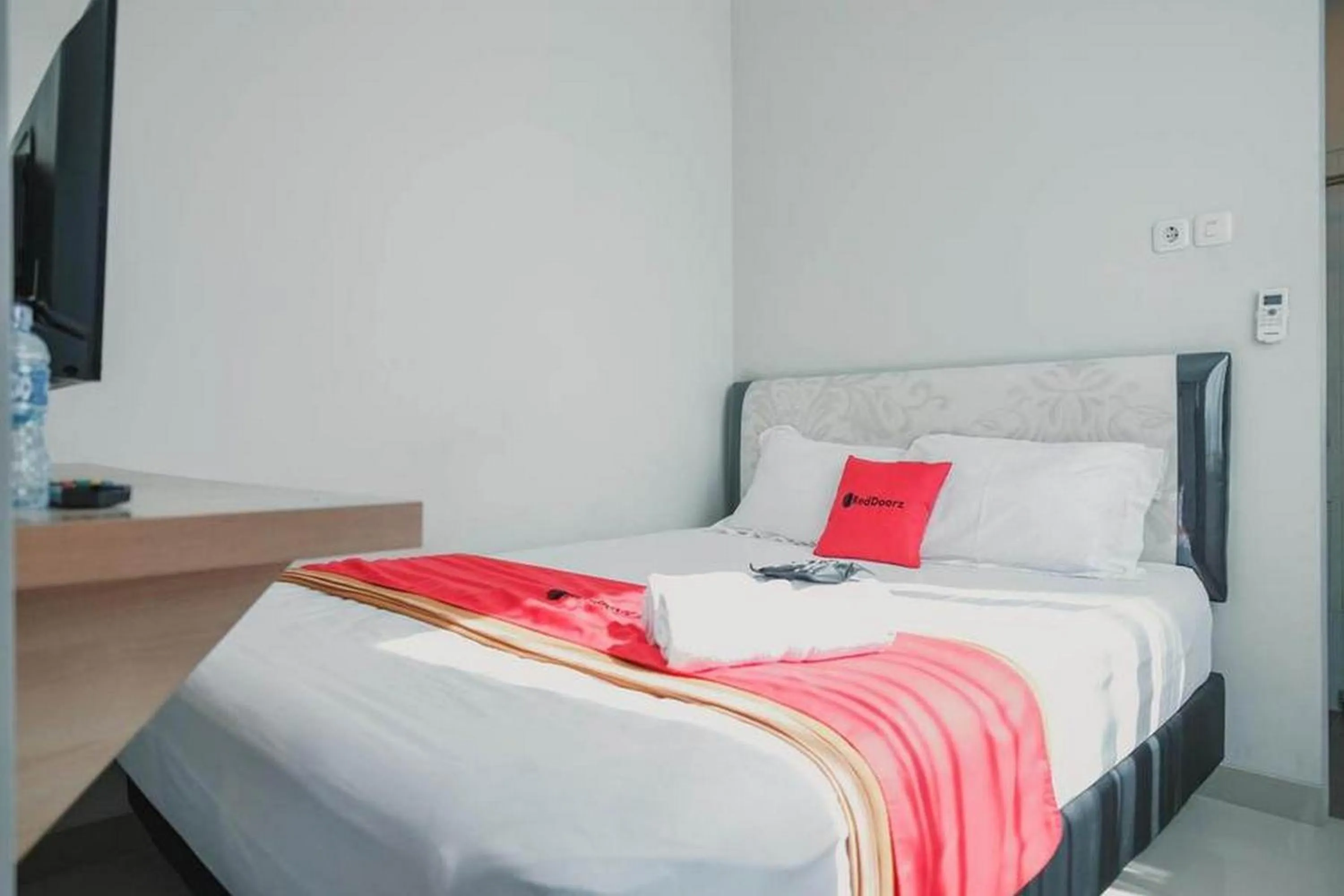 Bed in RedDoorz Plus near Soekarno Hatta Airport Taman Mahkota